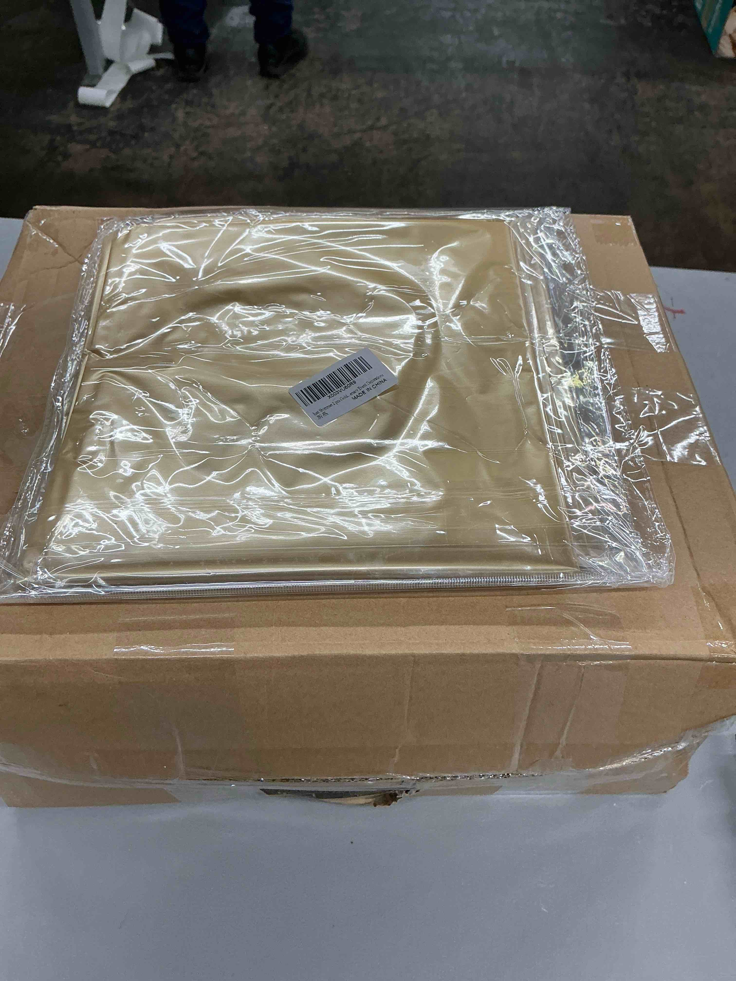 Condition photo showing New/Like New for 350 pieces green gold plastic dinnerware set, gold disposable plates for party, include 100 green plates with 150 plastic cutlery, 50 napkins and 50 cups 50 green