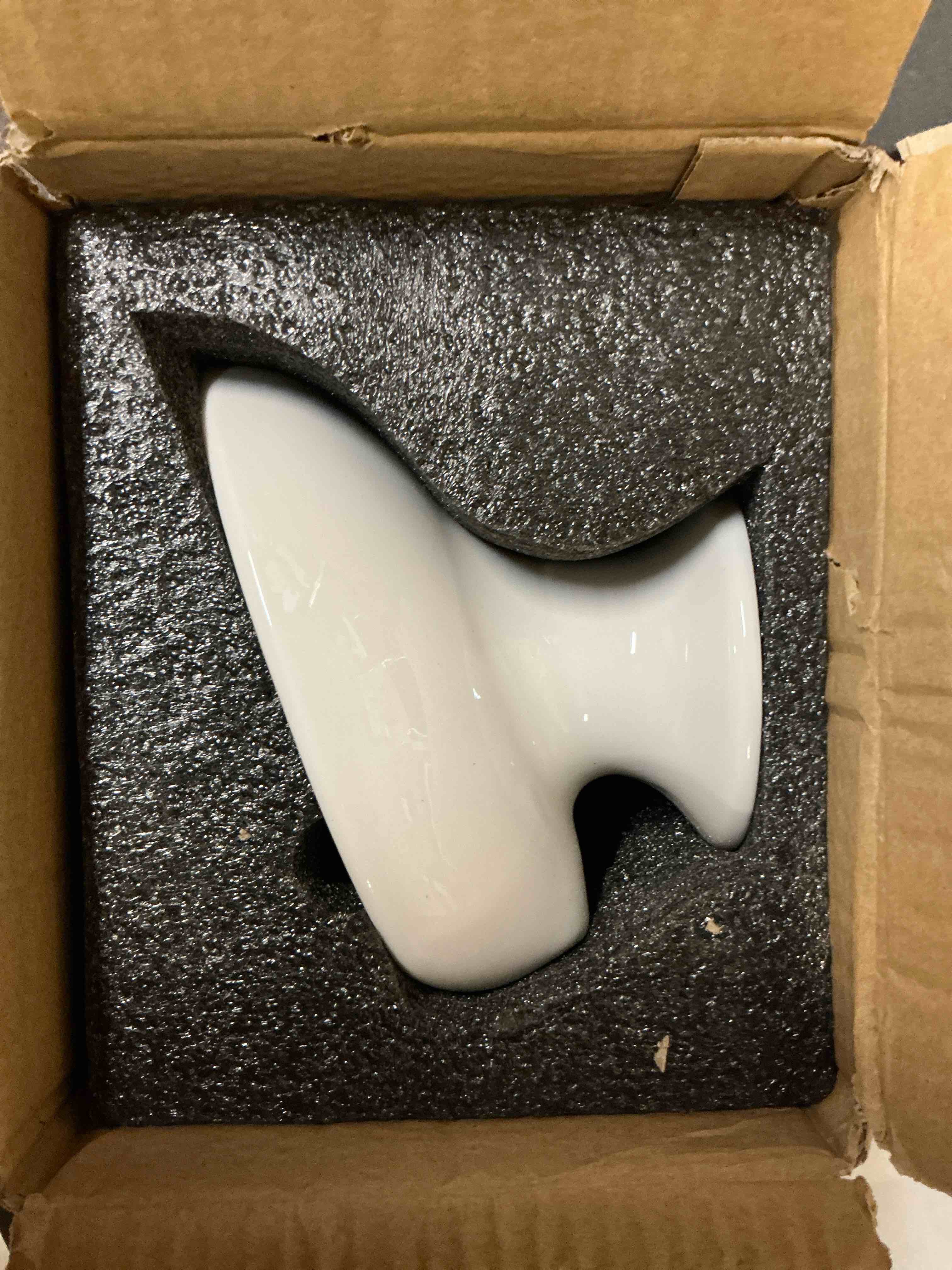 Condition photo showing New/Like New for Agyiuns Soap Dish, Soap Holder Self Draining Leaf Shape Soap Dishes?White Ceramic Draining Soap Tray for Shower, Bathroom Sink, Kitchen (Large Size-White, 1)