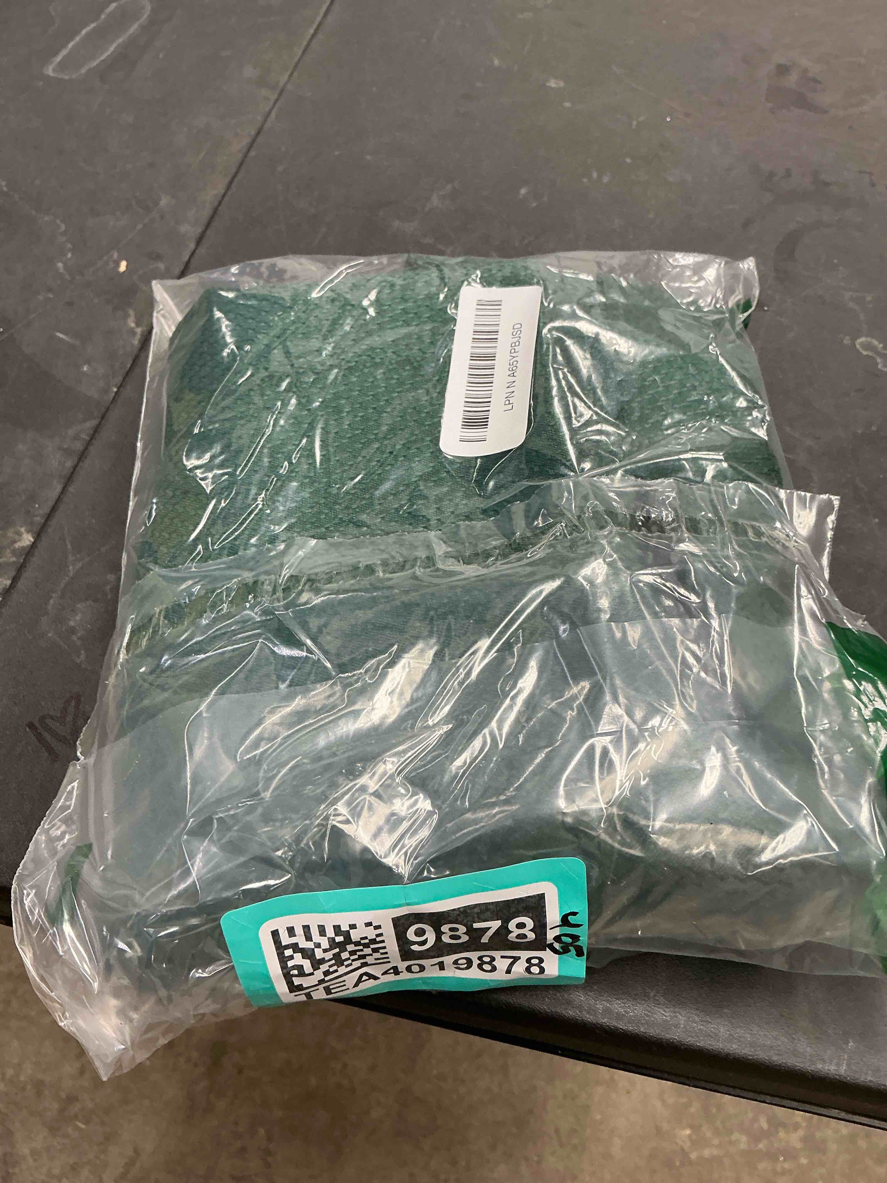 Condition photo showing New/Like New for maxmill Rectangle Textured Tablecloth Waterproof Spillproof Wrinkle Free Table Cloth, Kitchen Dinning Tabletop Decoration, Fabric Table Cover for Outdoor and Indoor Use, 52 x 70 Inch, Hunter Green