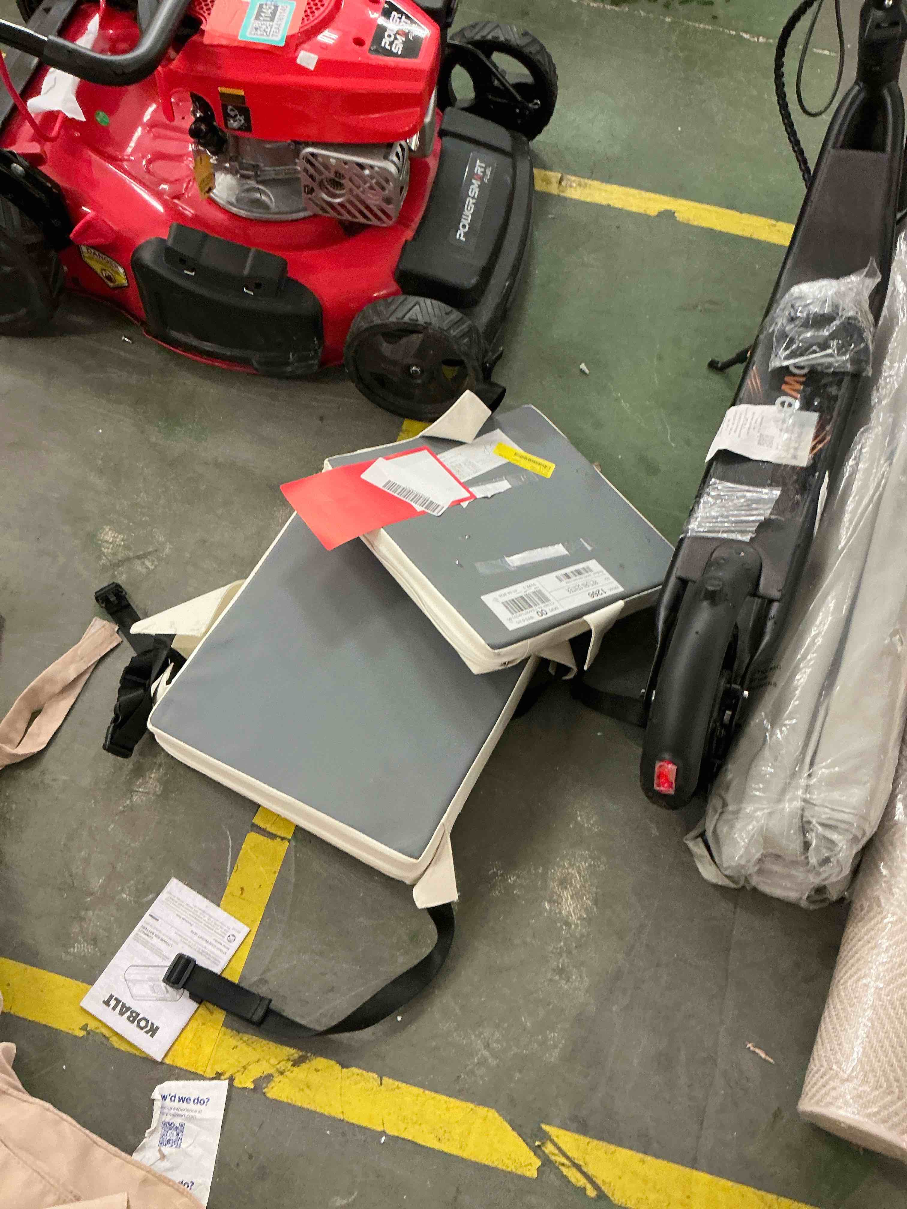 Condition photo showing Good Condition for dznils toddler booster seat for dining table, with backrest, safety buckles, non-slip bottom, gray