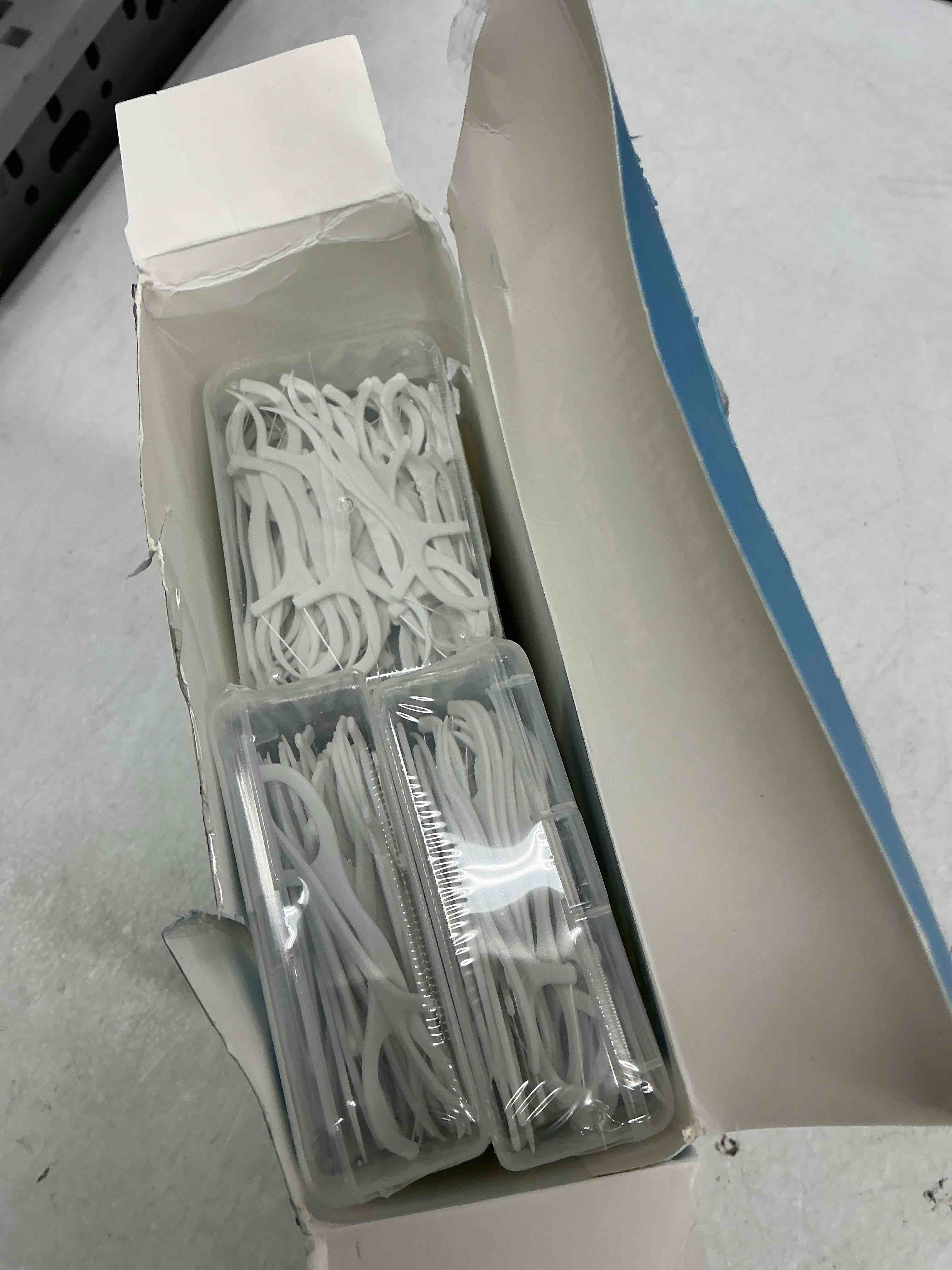 Condition photo showing Good Condition for 800 count dental floss picks – built-in toothpicks for deep cleaning, comfortable handle to remove plaque & protect gums – family pack with 50 picks per portable case for adults & kids 800count