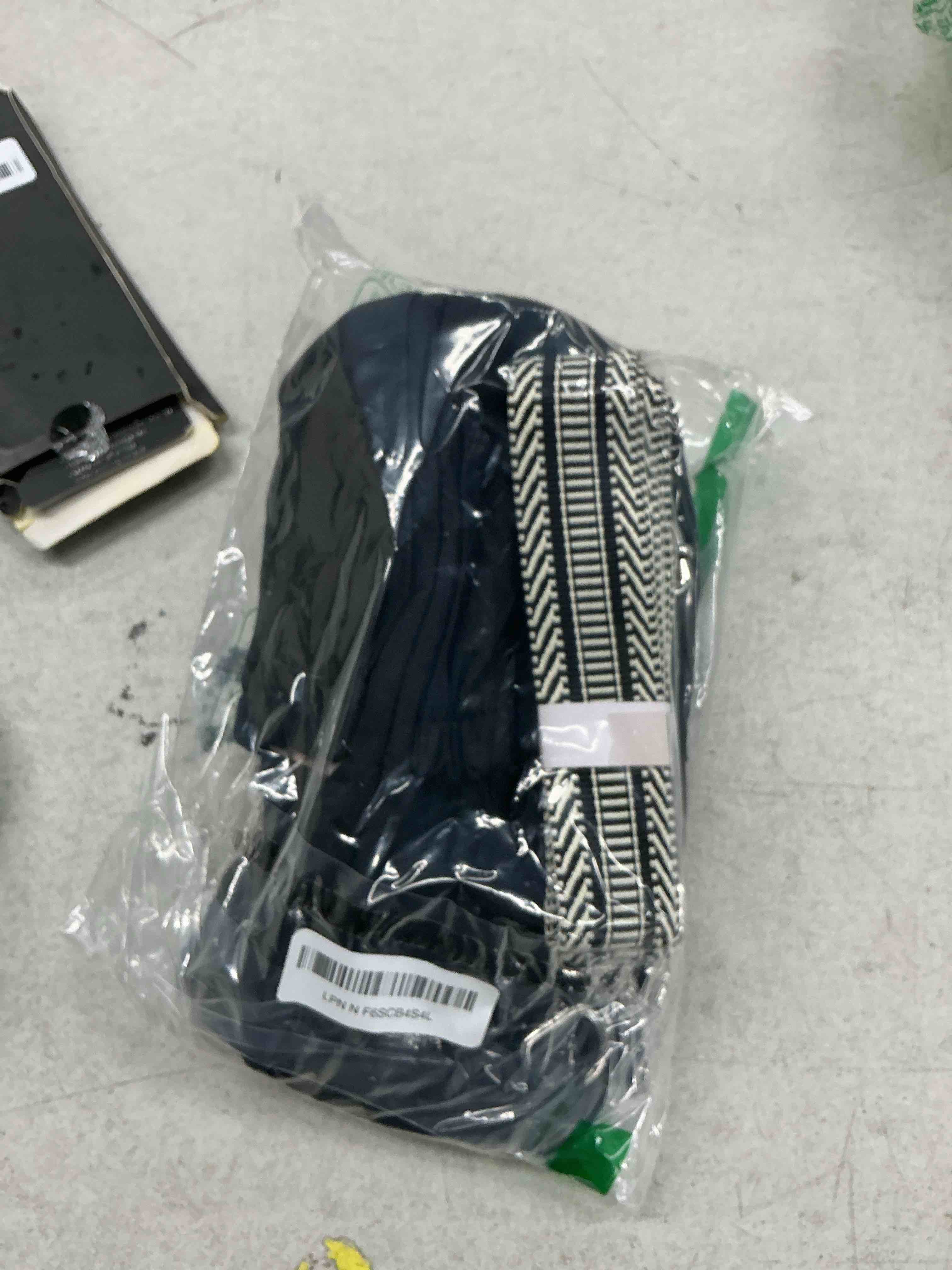 Condition photo showing Good Condition for sytrah water bottle carrier bag with strap, insulated corssbody purse black