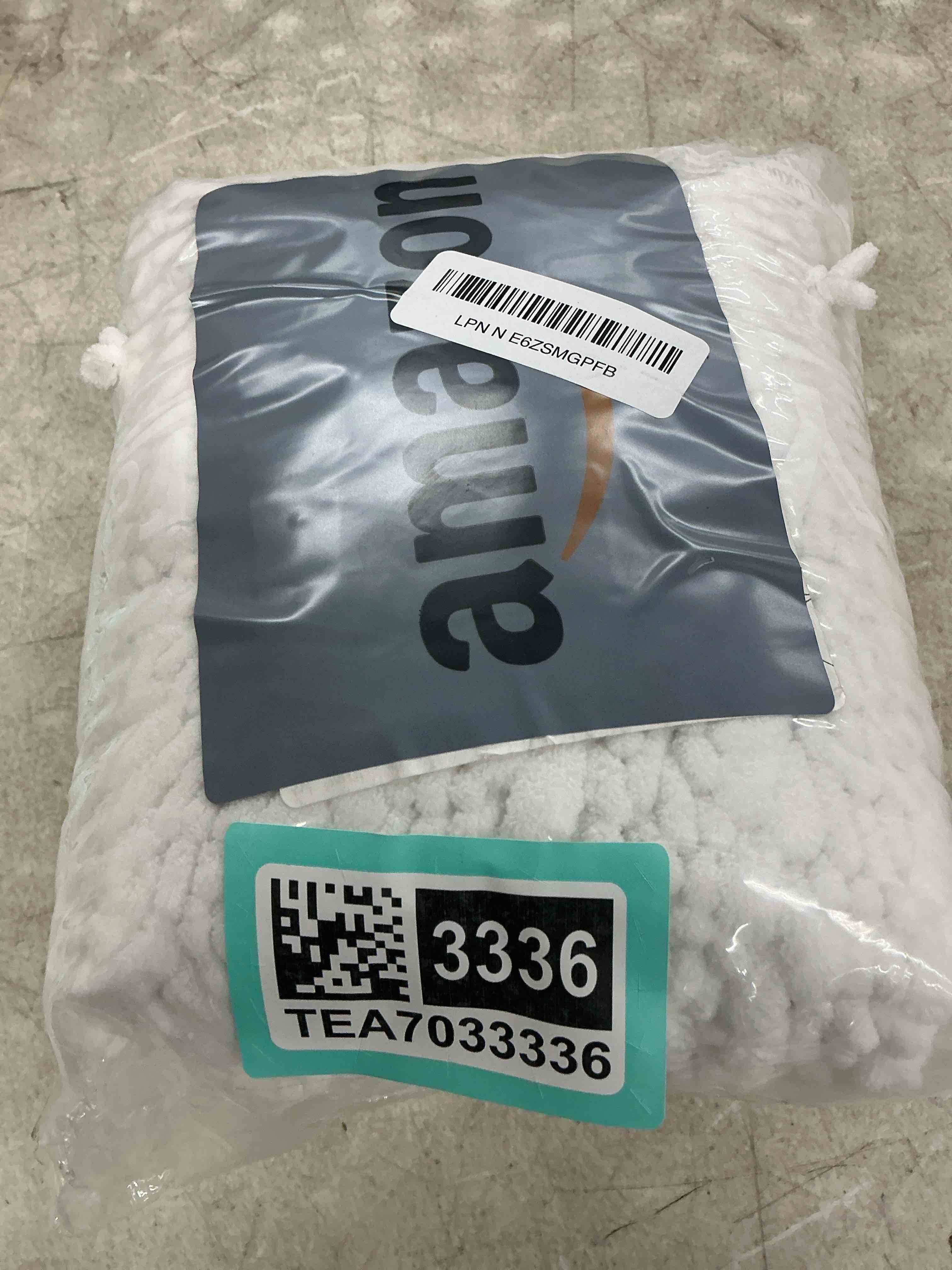 Condition photo showing Good Condition for yimobra bathroom rugs non slip washable 32x20 inch - ultra soft absorbent chenille bath mat, quick dry shaggy floor carpet for tub shower, white home decor accessories 32" x 20" white