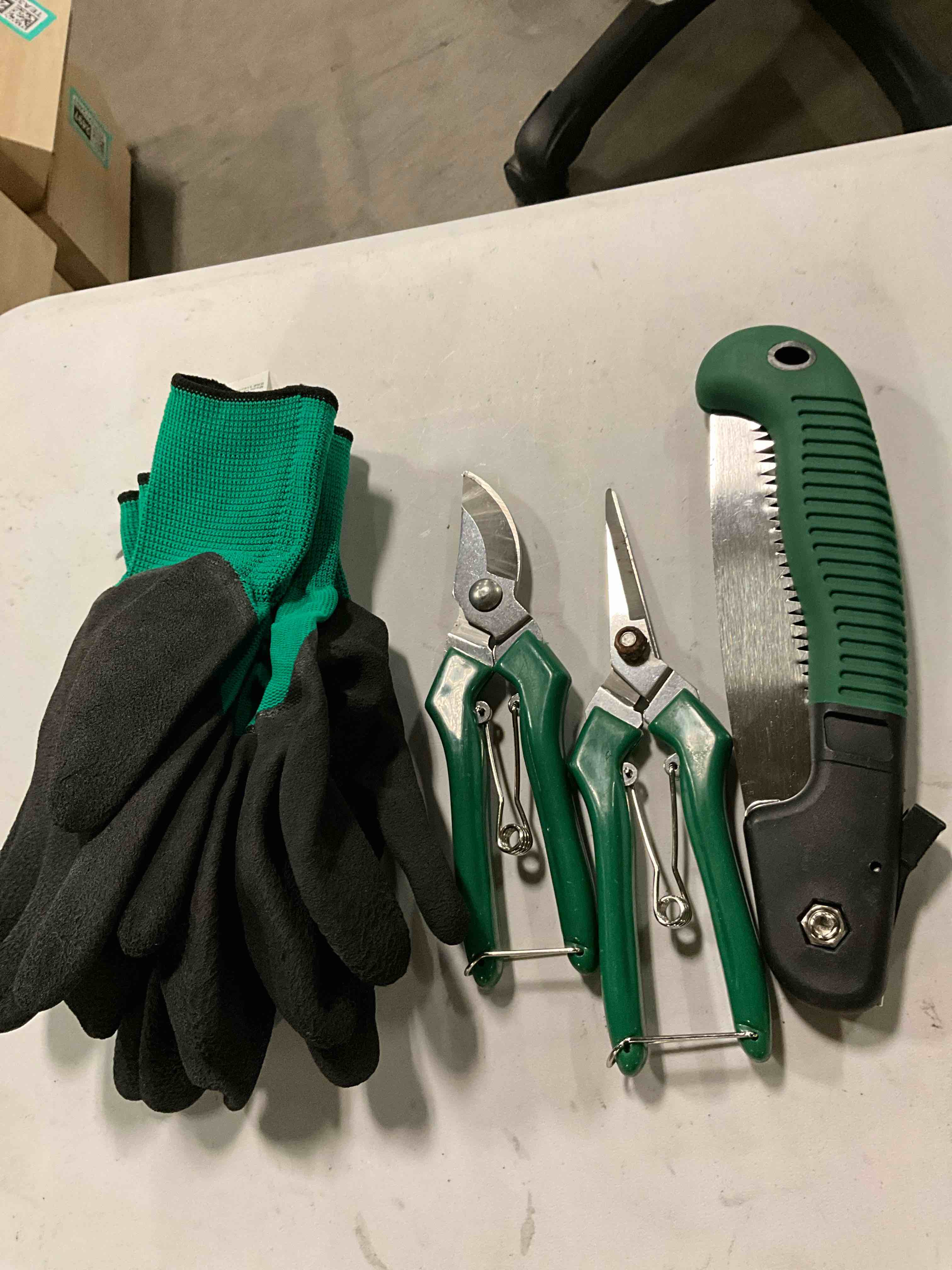 https://s3.amazonaws.com/lotting-images-prod/Gloves13_1755702806316.jpeg