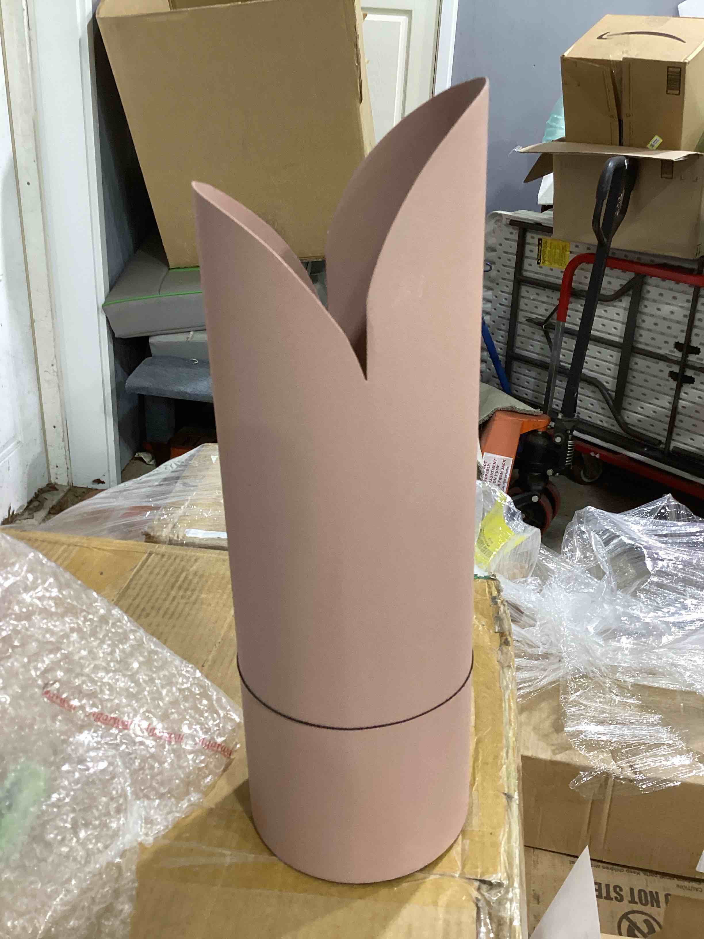 Condition photo showing Good Condition for jenny iron table vase