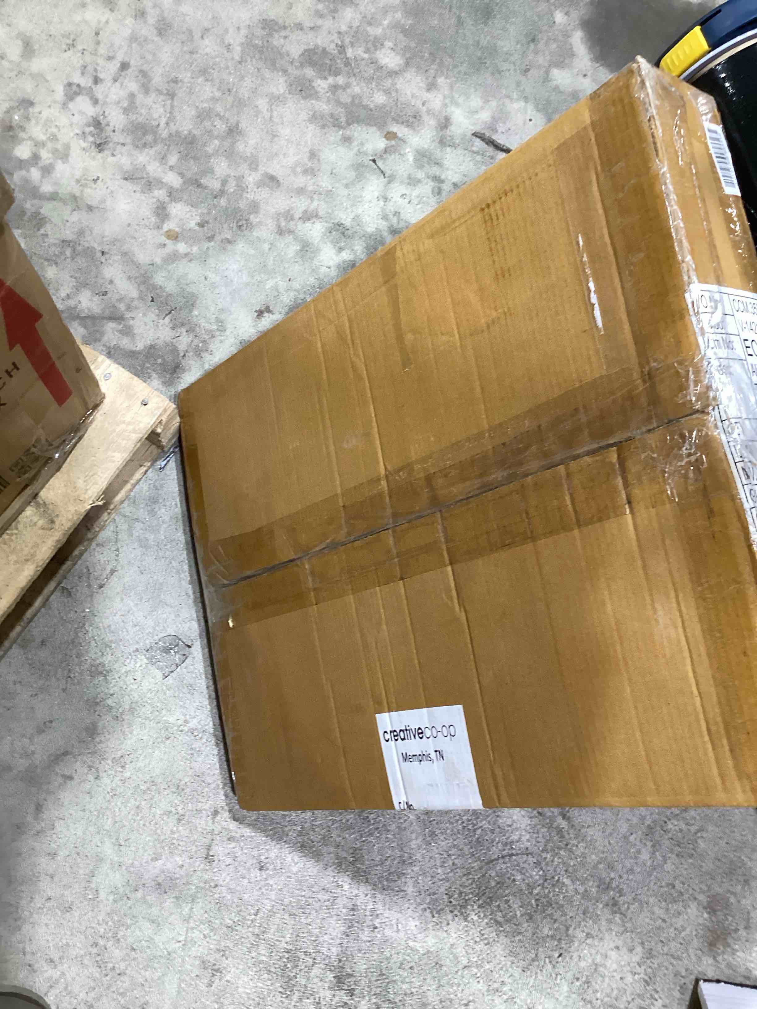 Condition photo showing Good Condition for sinclair round metal pedestal accent table