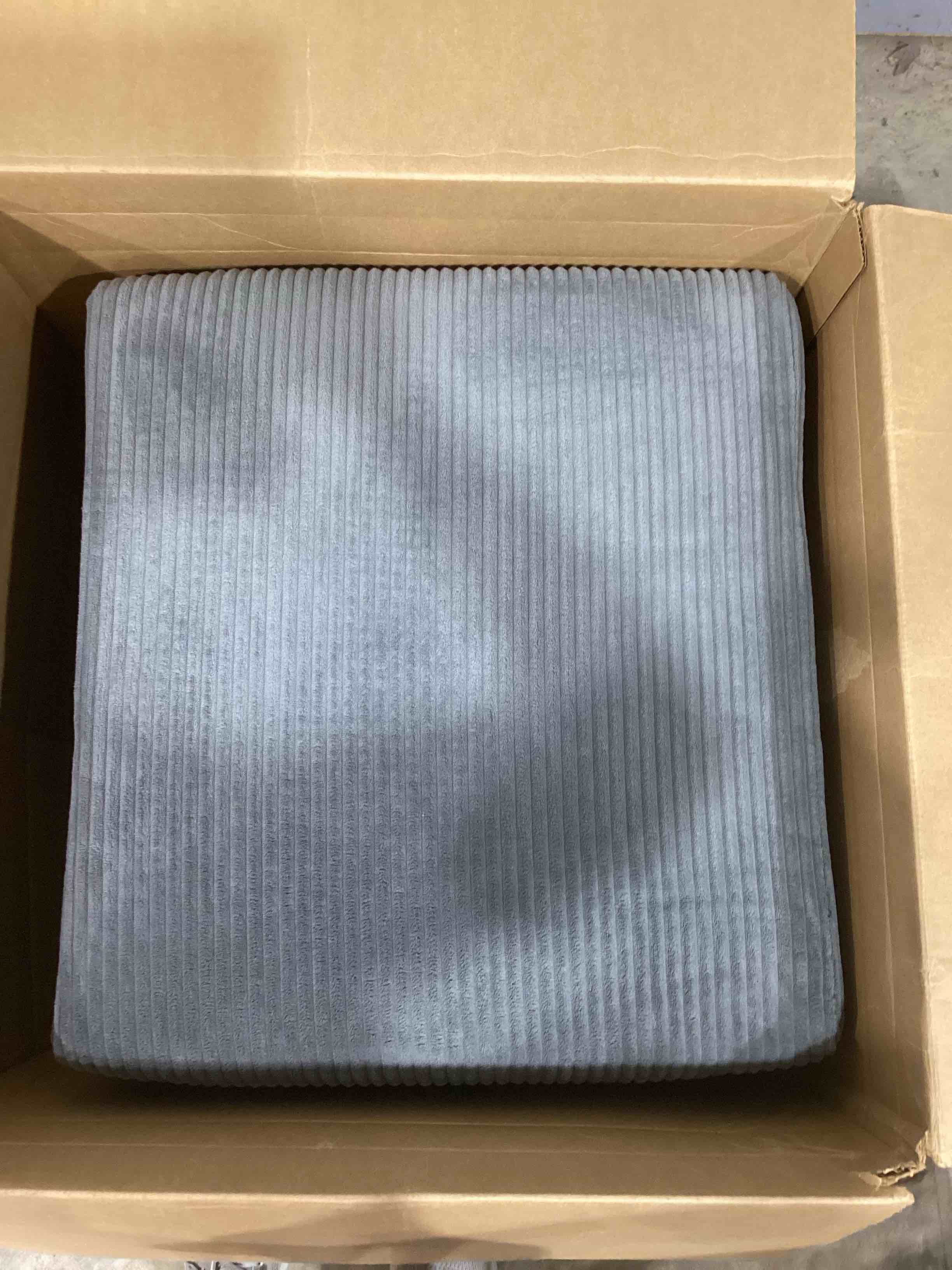 Condition photo showing Good Condition for 4 couch cushions and 2 accent pillows