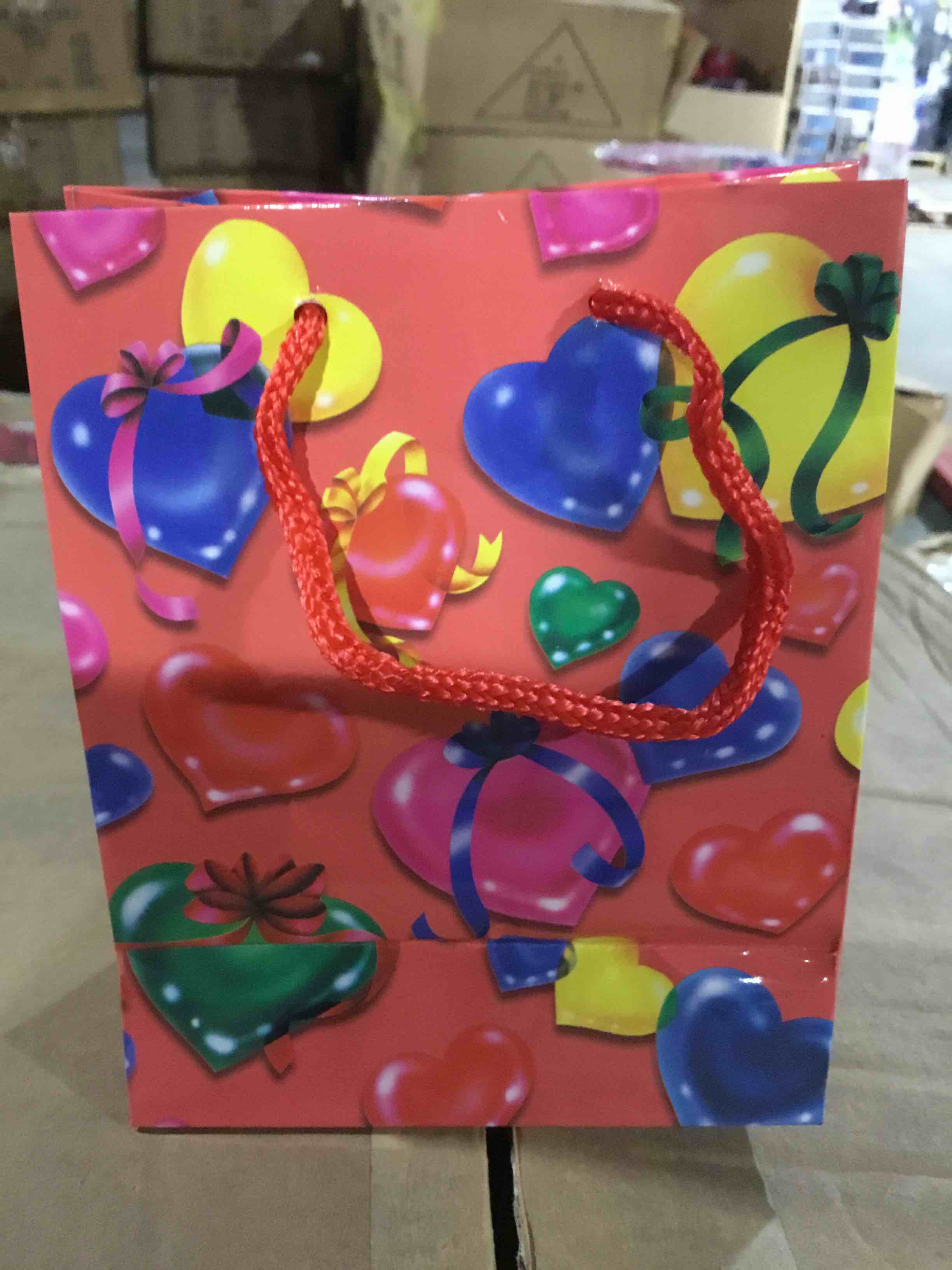 Box of 300 Small  gift bags with hearts and bows