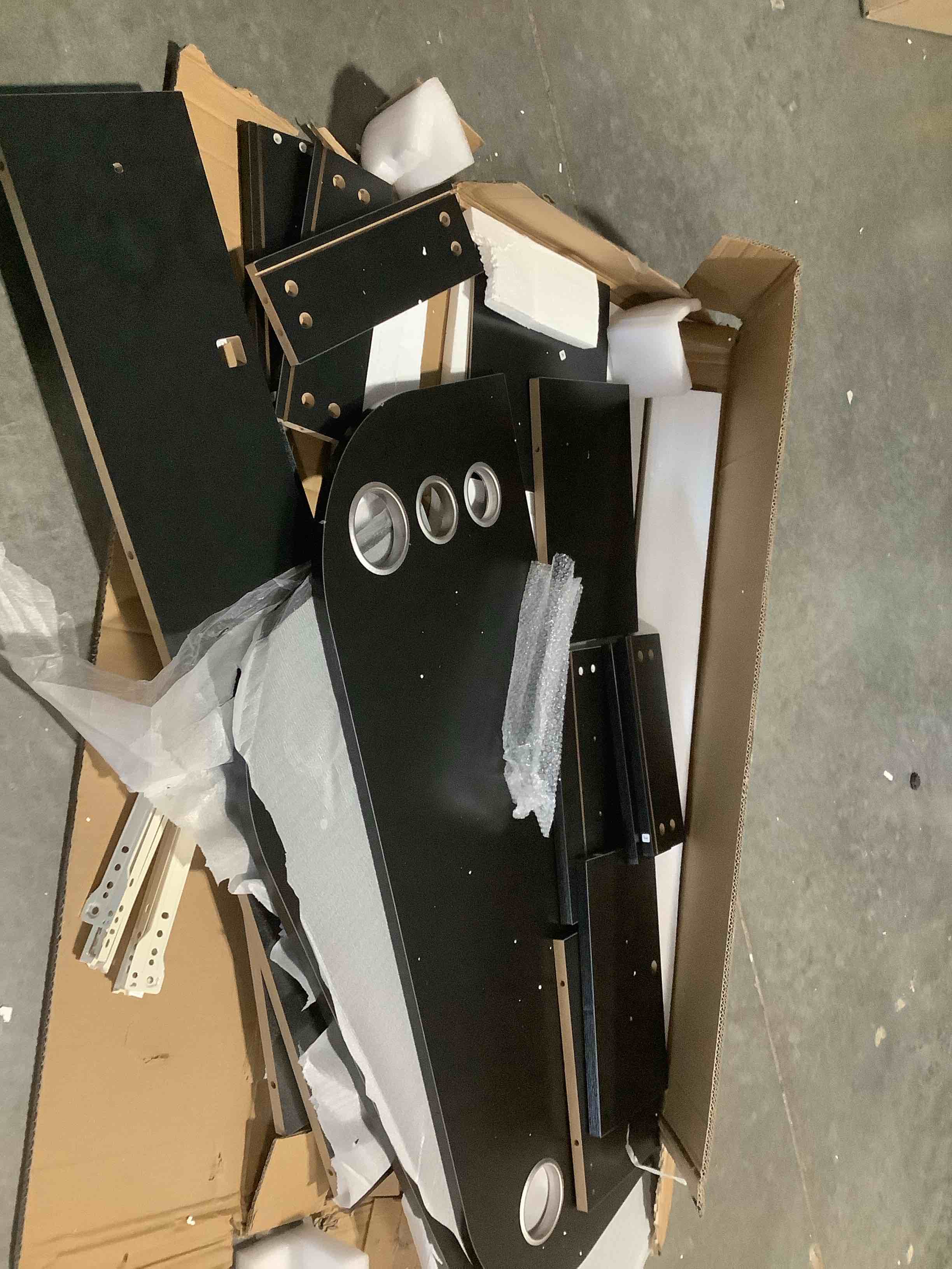 https://s3.amazonaws.com/lotting-images-prod/NKYBargainOutlett/BRN4344009_1776787570985.jpeg