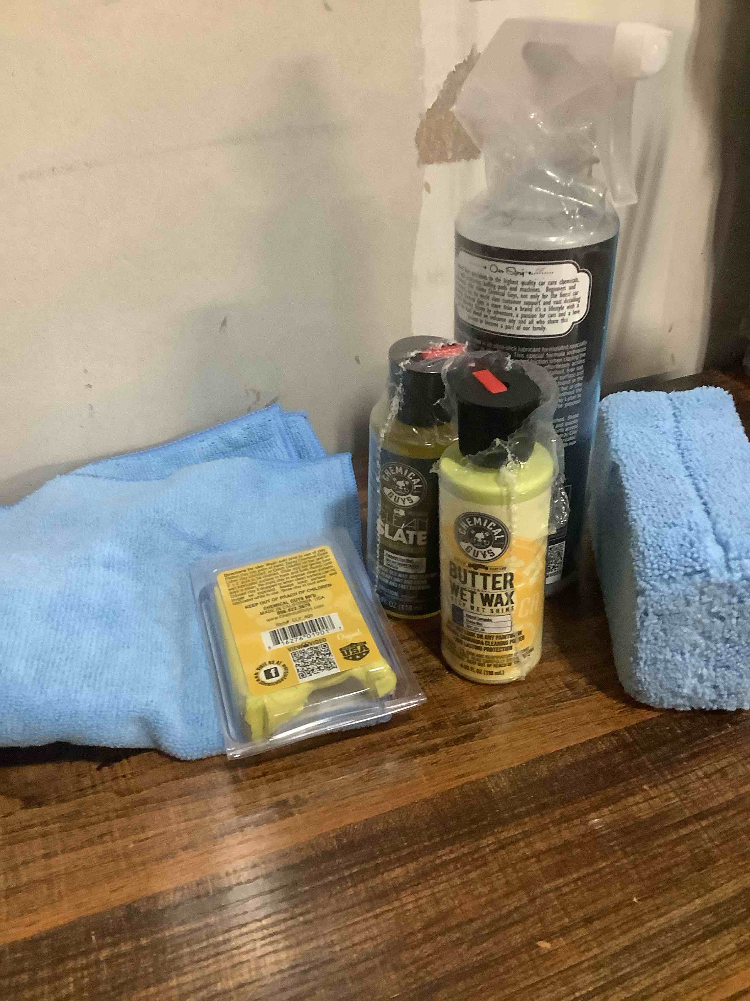 Condition photo showing Good Condition for Chemical Guys Clay Bar Kit - Complete System - Clay Bar and Luber Combo with Accessories for Smooth Paint Finish - Removes Embedded Dirt, Overspray, and Fallout - 6 Item Kit