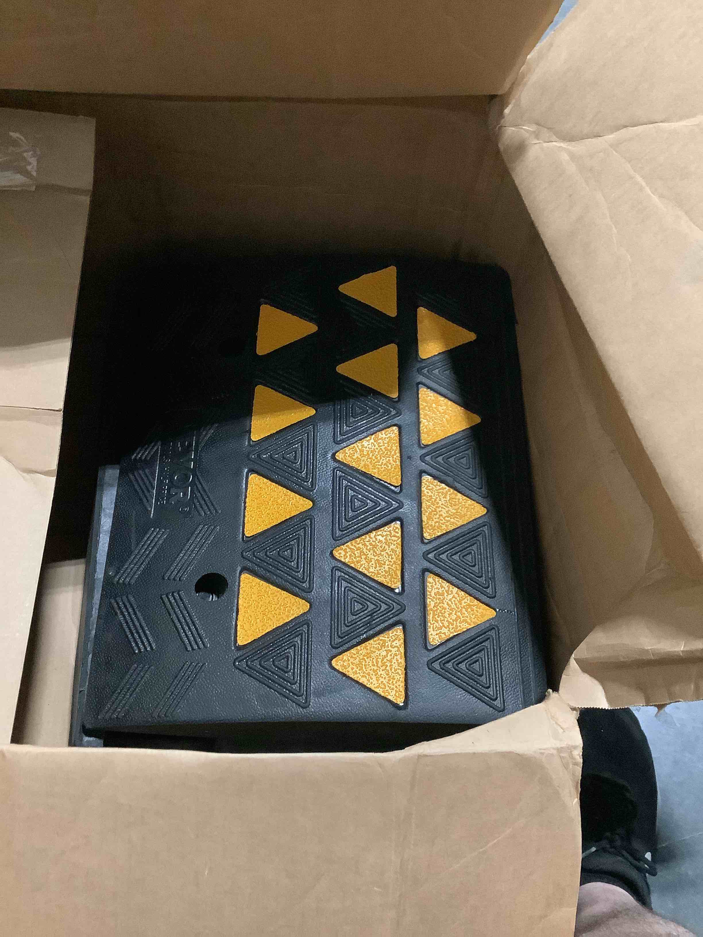 https://s3.amazonaws.com/lotting-images-prod/NKYBargainOutlett/BRN4349326_1781808459288.jpeg