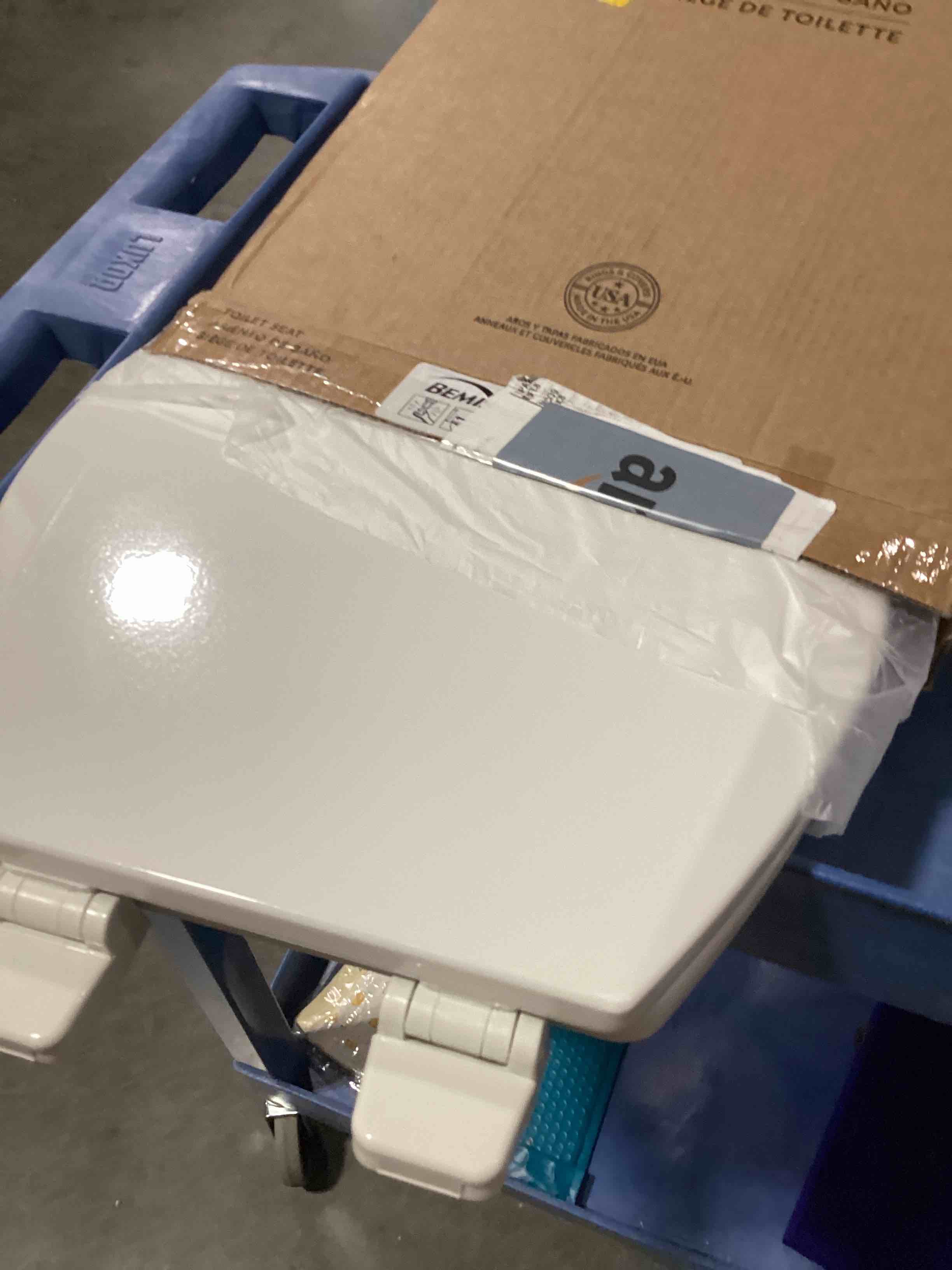 Condition photo showing Good Condition for bemis 550ttt open front durable wood toilet seat, secure hinges stay tight, made in usa, round, white