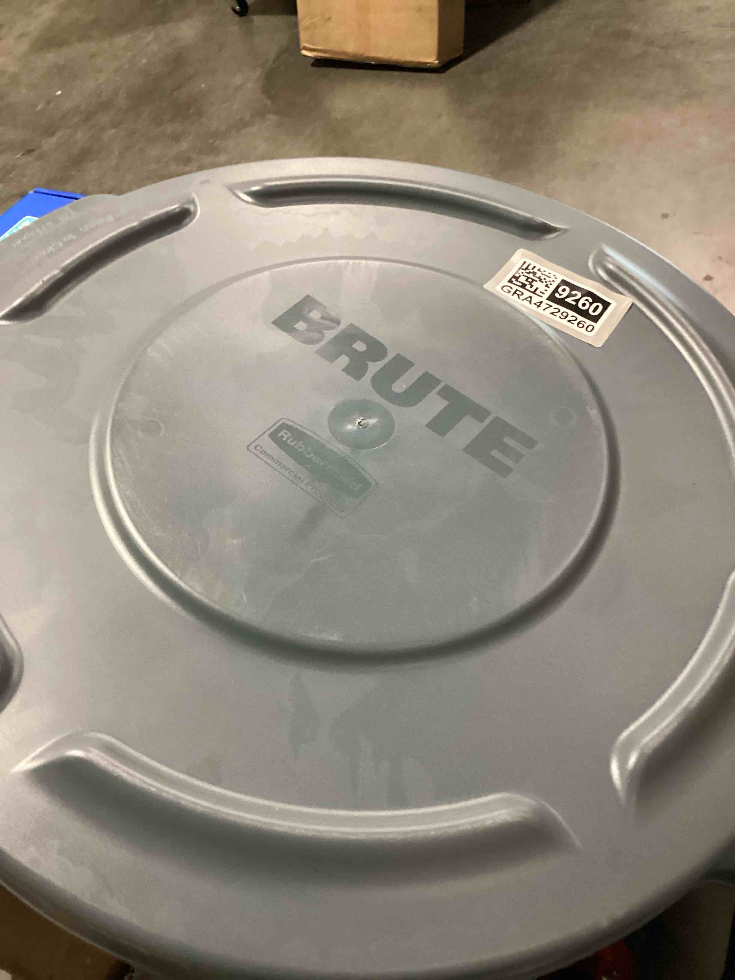 Condition photo showing Good Condition for rubbermaid commercial products brute heavy-duty round trash/garbage lid,