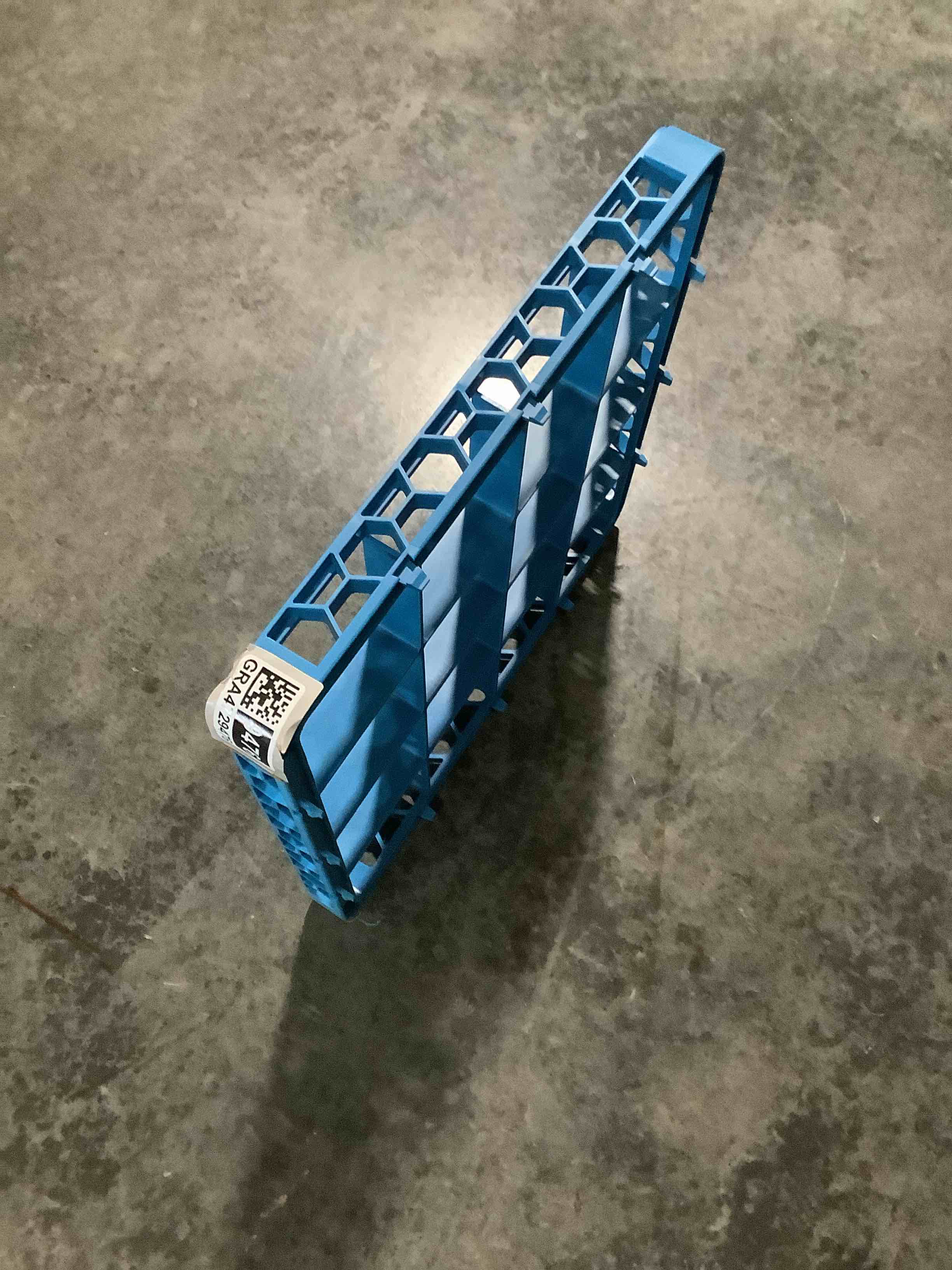 Condition photo showing Good Condition for carlisle foodservice products re1614 opticlean 16 compartment divided glass rack extender, 1.78", blue