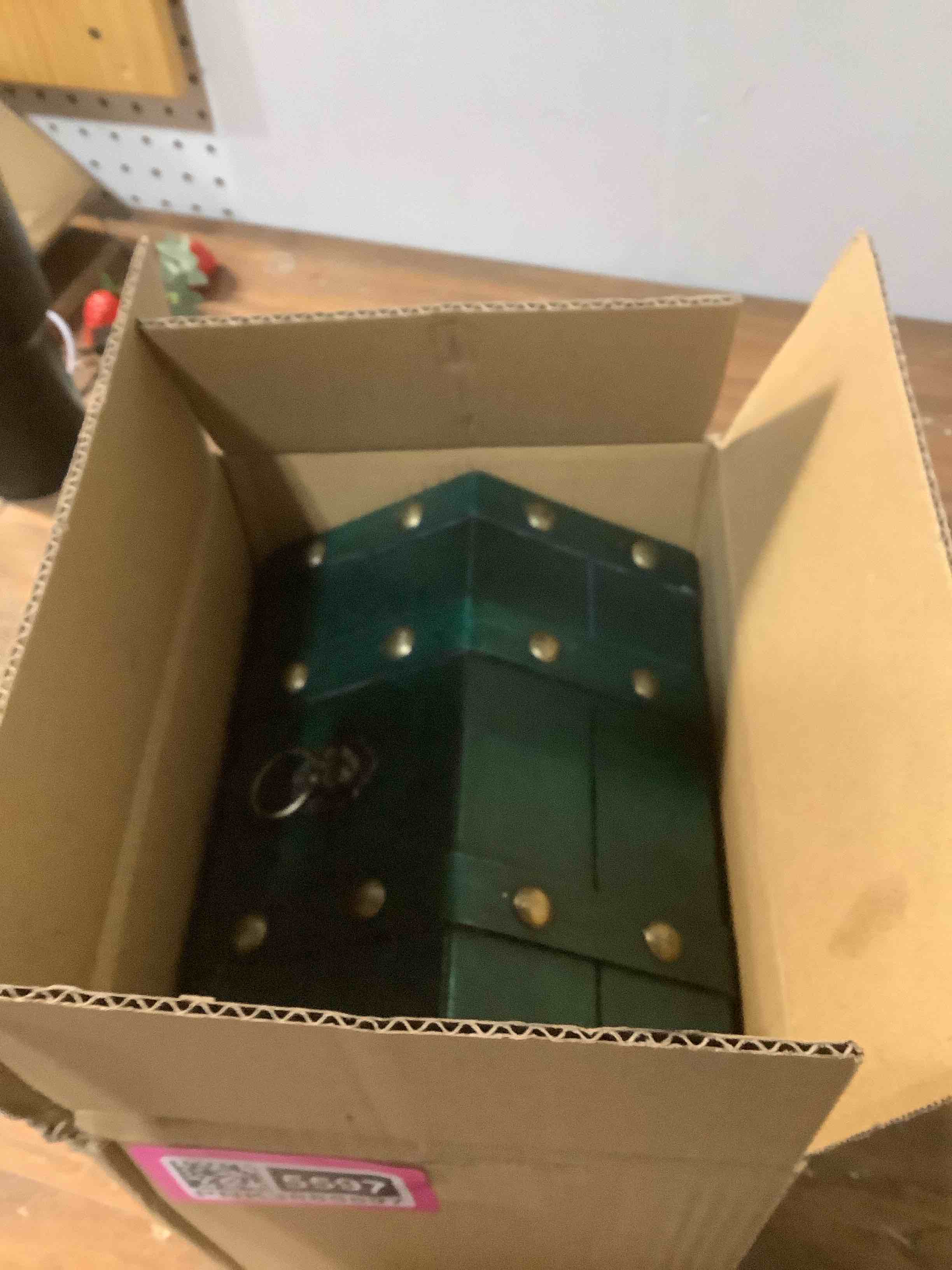 Condition photo showing Good Condition for Vintage Wooden Treasure Chest, Jewelry Storage Box with Lock, Classical Storage and Decorative Box, Large Capacity Vintage Decorative Box, Jewelry Storing Storage Organizer for Home Decoration,Green