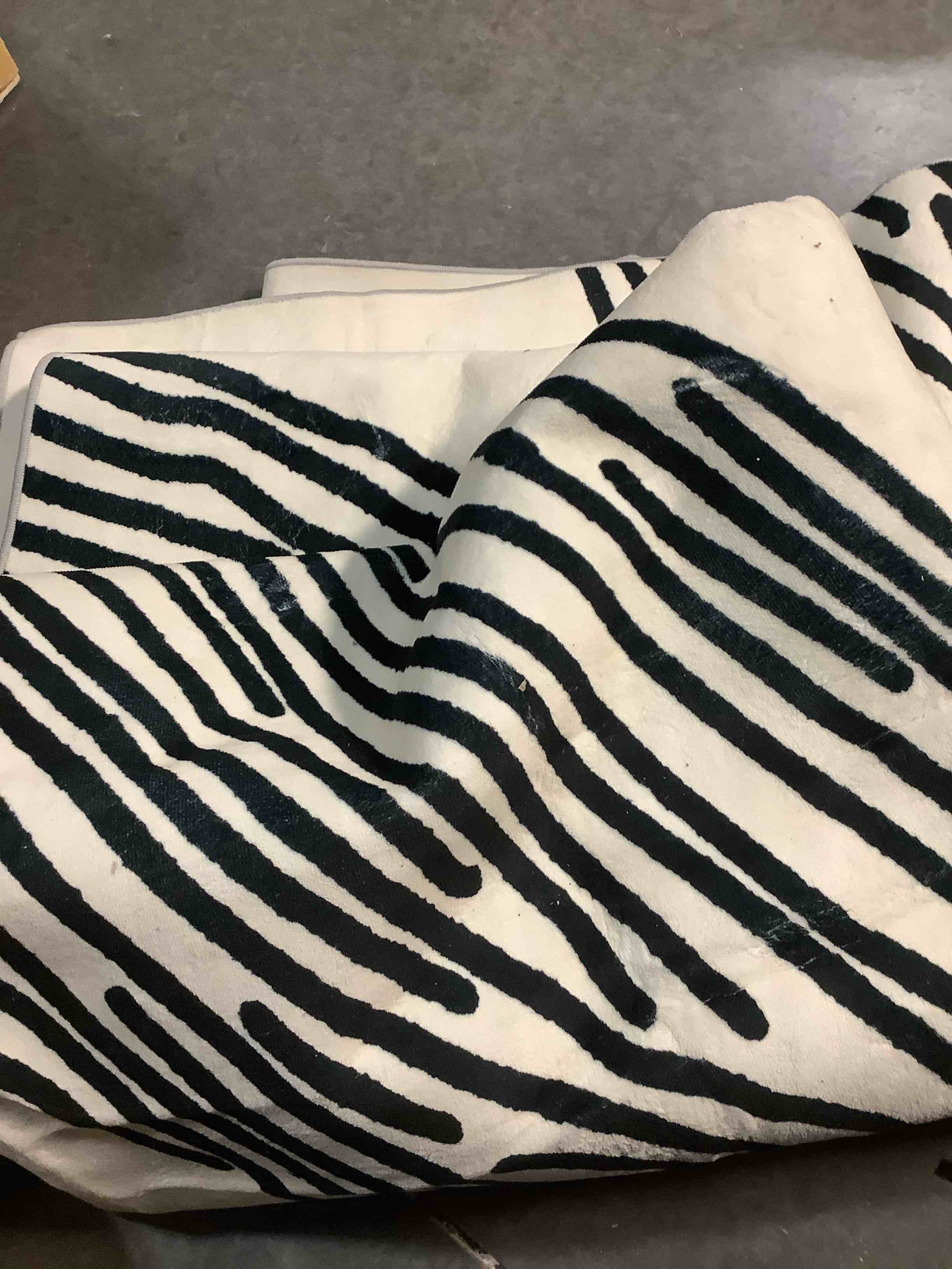 Condition photo showing Good Condition for YIHOUSE 8×10 Ft Washable Rug, Black and White Abstract Area Rug for Bedroom Living Room Dining Room Office Playroom Nursery, Ultra Thin Nonslip Modern Large Rugs Soft Contemporary Striped Rugs Modern Lines Beige 8' x 10' (Rectangular)