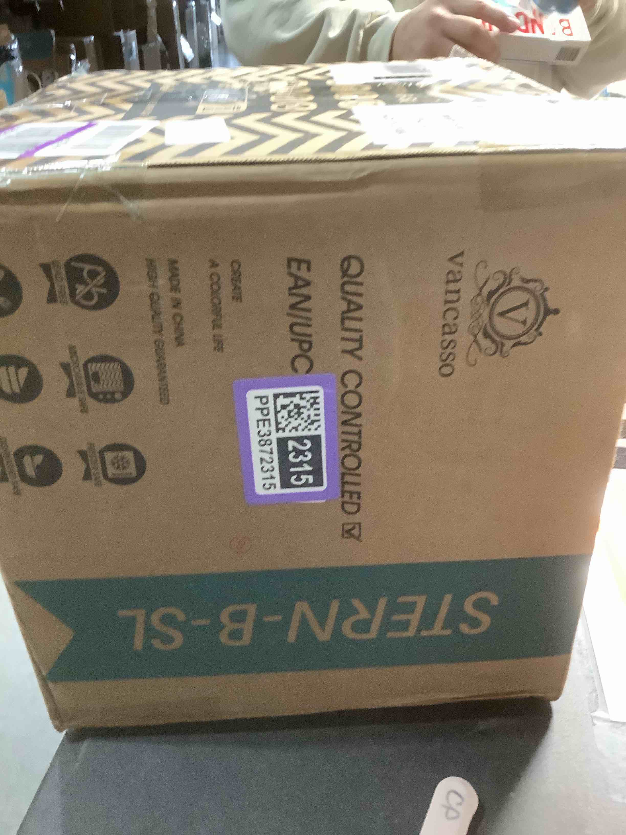 Condition photo showing Good Condition for vancasso Stern Blue Dinnerware Set Square Tableware 16 Pieces Kitchen Dinnerware Stoneware Crockery Set with Dinner Plate, Dessert Plate, Bowl and Soup Plate Service for 4 Blue Service for 4 (16 pcs)