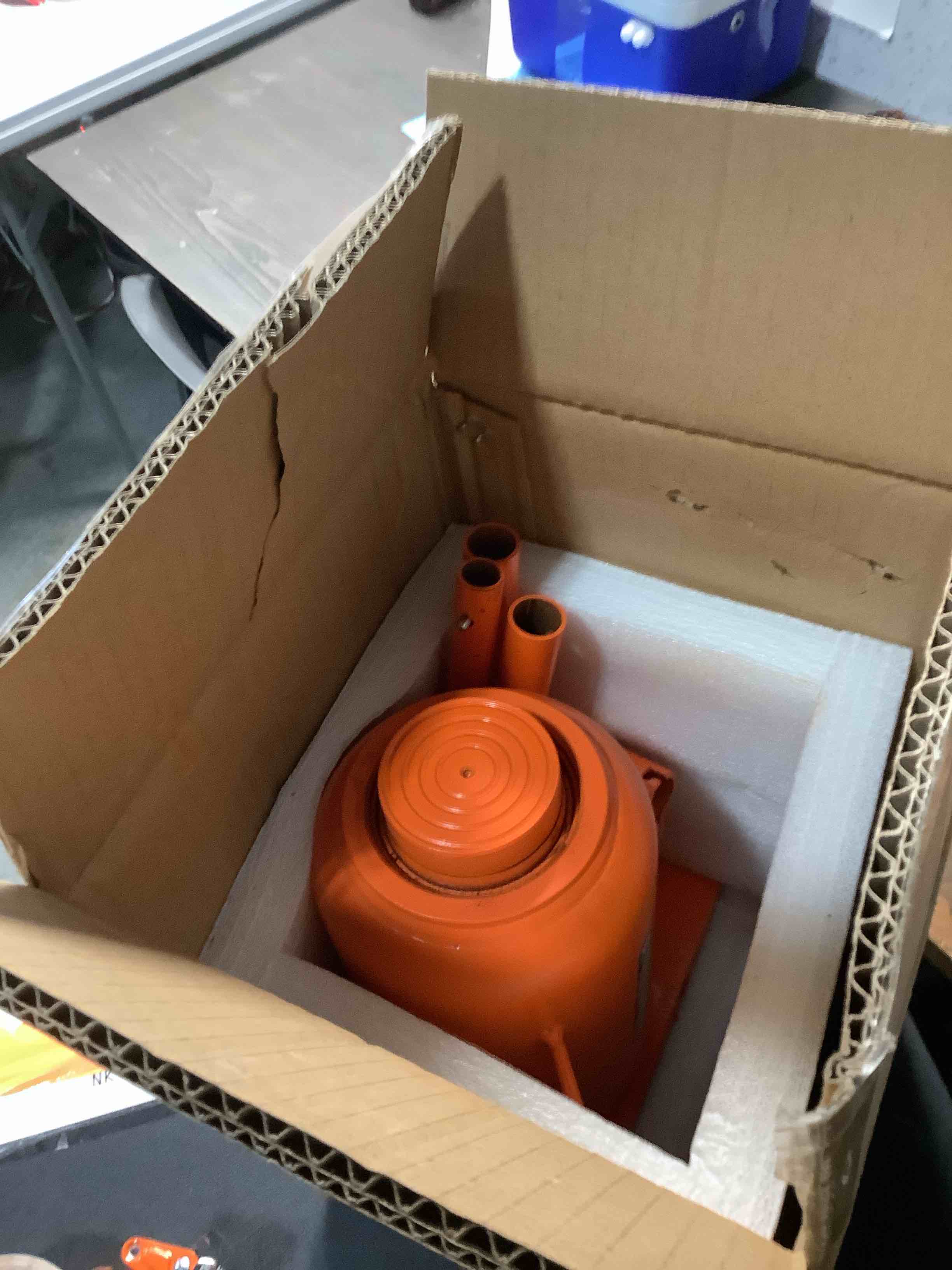 Condition photo showing Good Condition for VEVOR Hydraulic Bottle Jack, 30 Ton/66138 lbs Welded Bottle Jack with 11.22''-18.66'' Lifting Range & 3-Section Long Handle, for Car, Pickup, Truck, RV, Auto Repair, Industrial Engineering