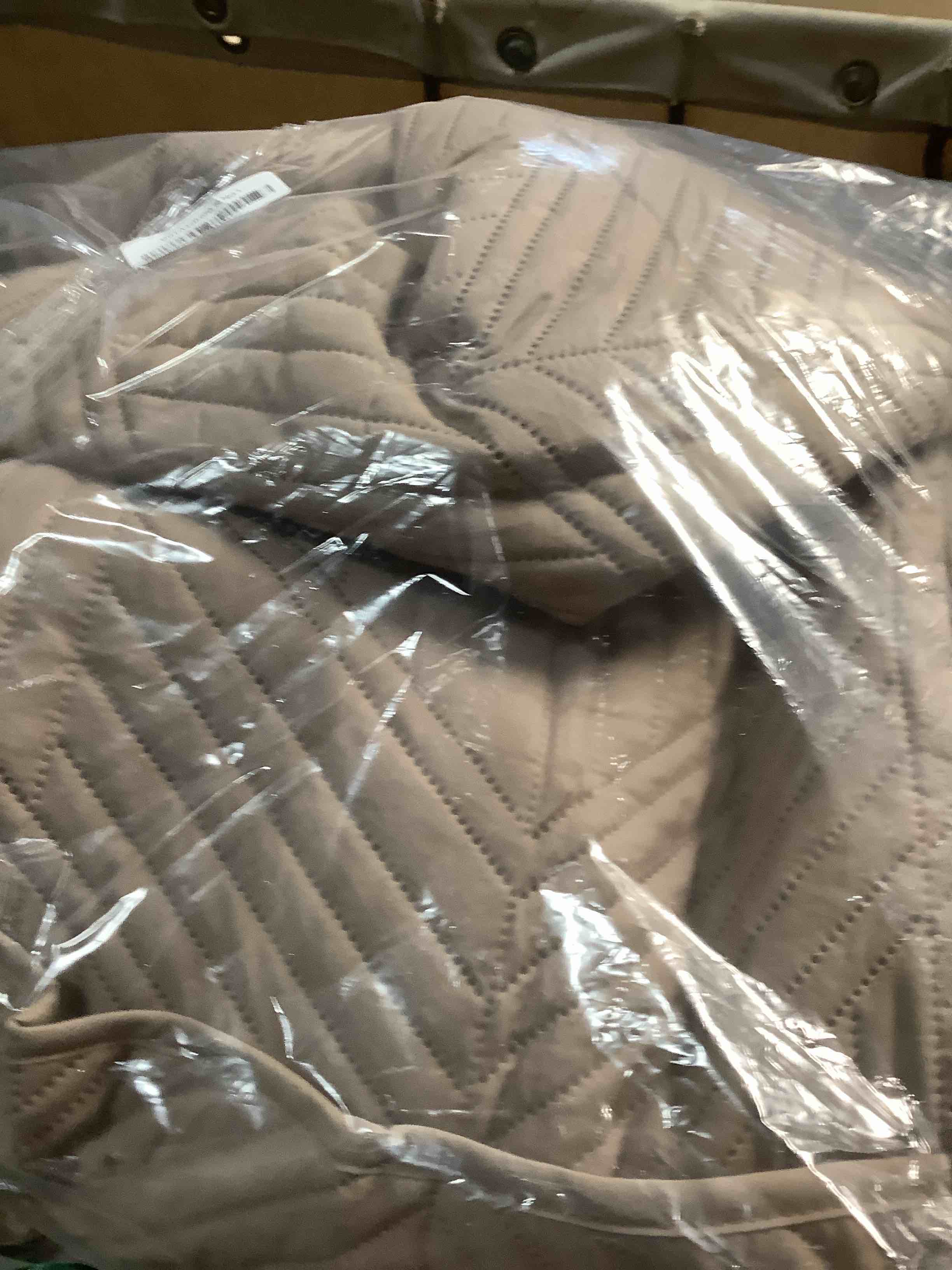 Condition photo showing Good Condition for Exclusivo Mezcla Ultrasonic Twin Quilt Bedding Set, Lightweight Taupe Bedspreads Soft Modern Geometric Coverlet Set for All Seasons (1 Quilt and 1 Pillow Sham) Taupe Twin (68"x88")