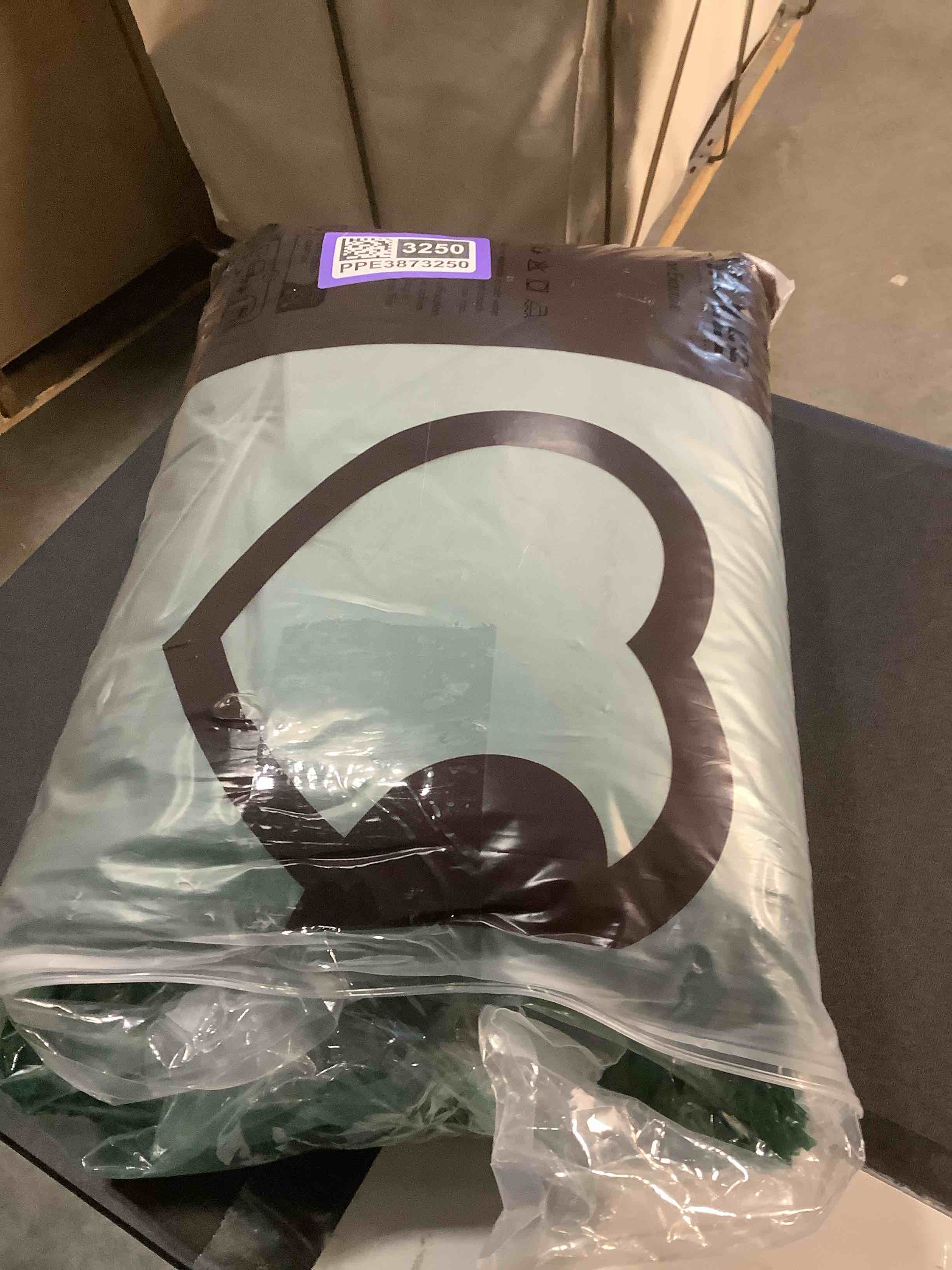 Condition photo showing Good Condition for MIULEE Dark Green Bathroom Rugs Set 2 Piece, Soft Absorbent Microfiber Large Bath Mat Set, Non Slip Quick Dry Machine Washable Plush Shaggy Bath Rugs for Bathroom Floor, Tub and Shower, 24X36 inches 24''x36'' Dark Green