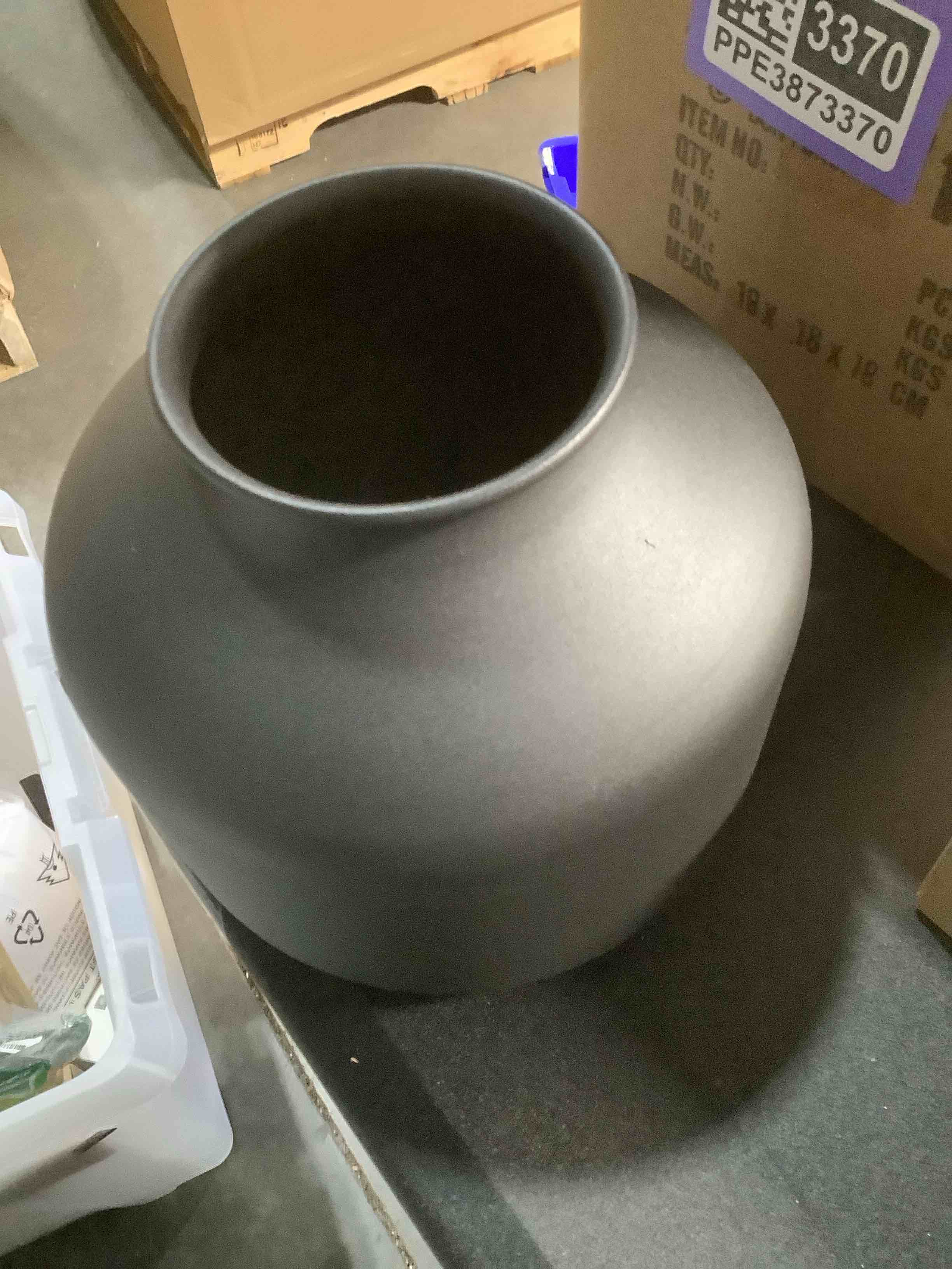 Condition photo showing Good Condition for Goaste Metal Matte Flower Vase, Small Black Vases for Flower, 6.5 Inch Tall Iron Frosted Flower Arranging Vase for Table Centerpiece, Home, Shelf, Office, Garden Decor, Black