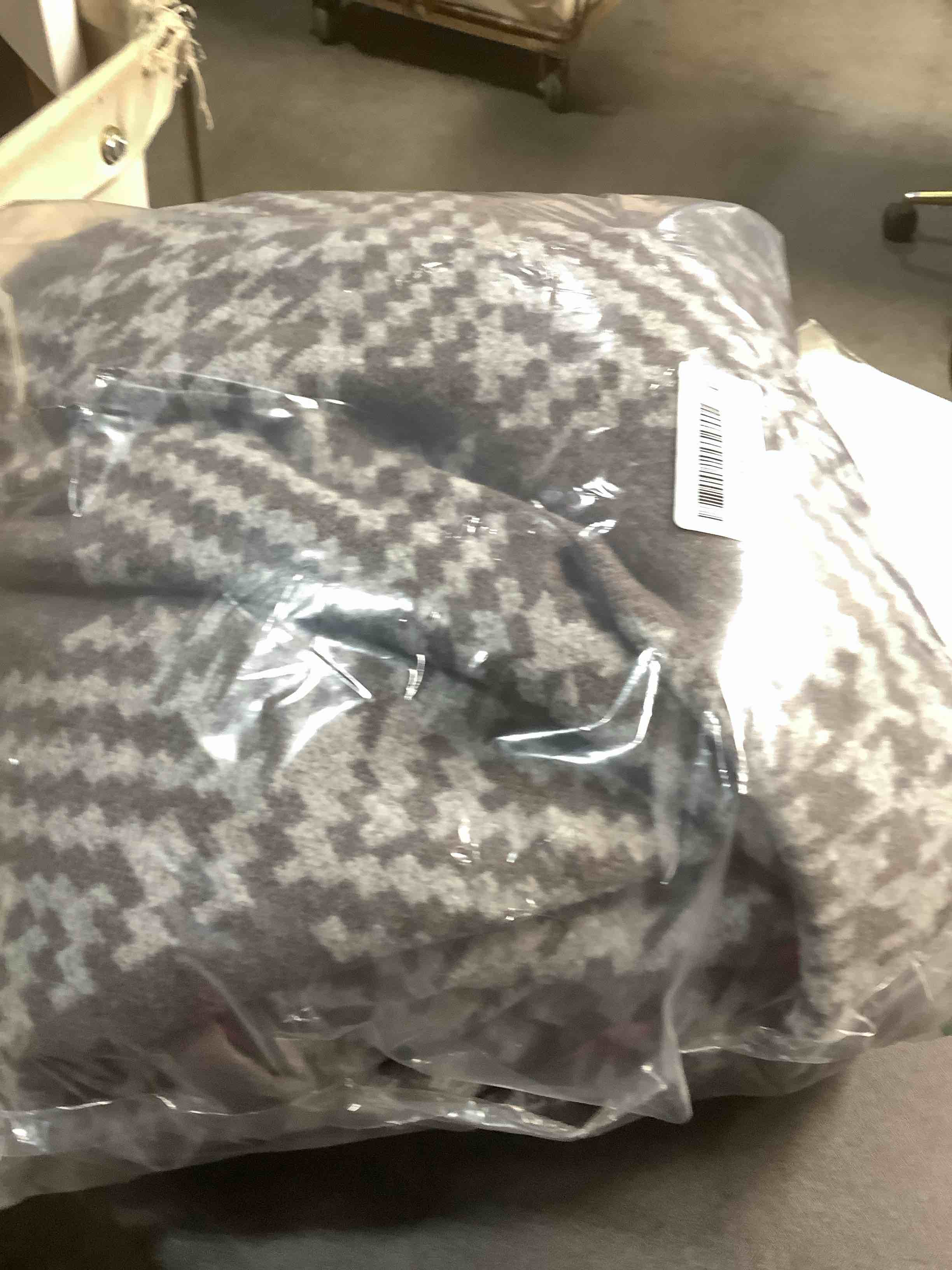 Condition photo showing Good Condition for PuTian Merino Wool Blanket - 87" x 63" Thick Warm Soft Large Bed Throw - Great for Camping, Outdoors, Travel, Car, Couch, All Seasons Houndstooth Grey 63x87 Houndstooth Grey