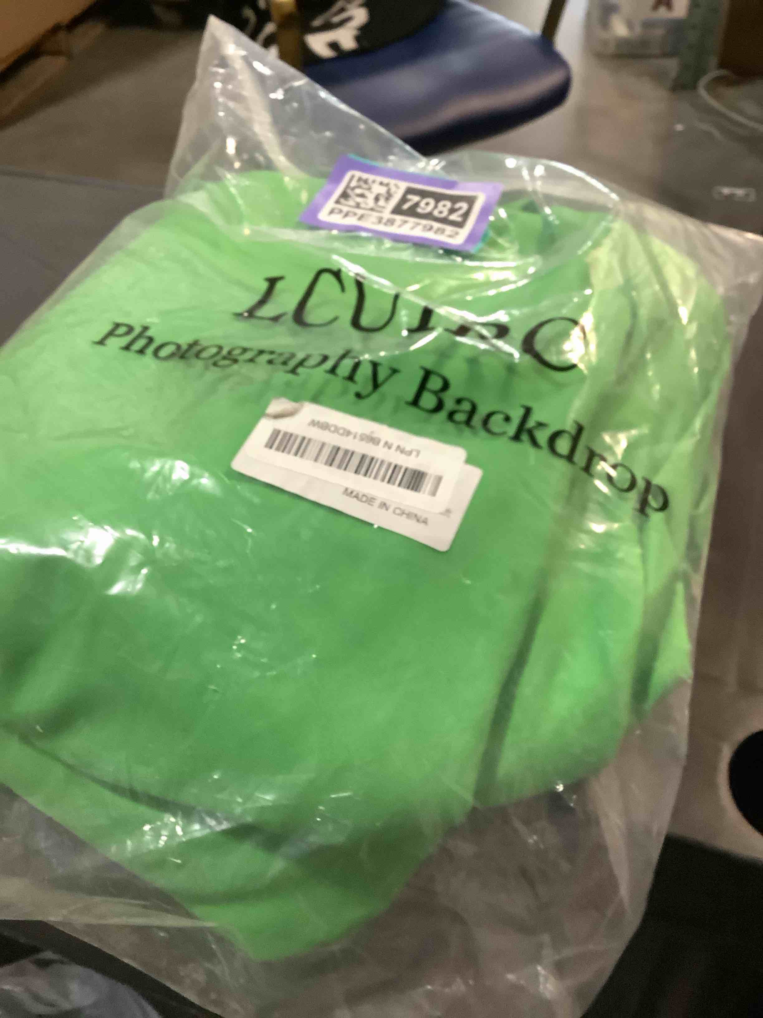 Condition photo showing Good Condition for 10x12ft green screen backdrop for photography, lcuirc chromakey polyester collapsible greenscreen background for streaming, photography, zoom meeting, video editing, podcasting