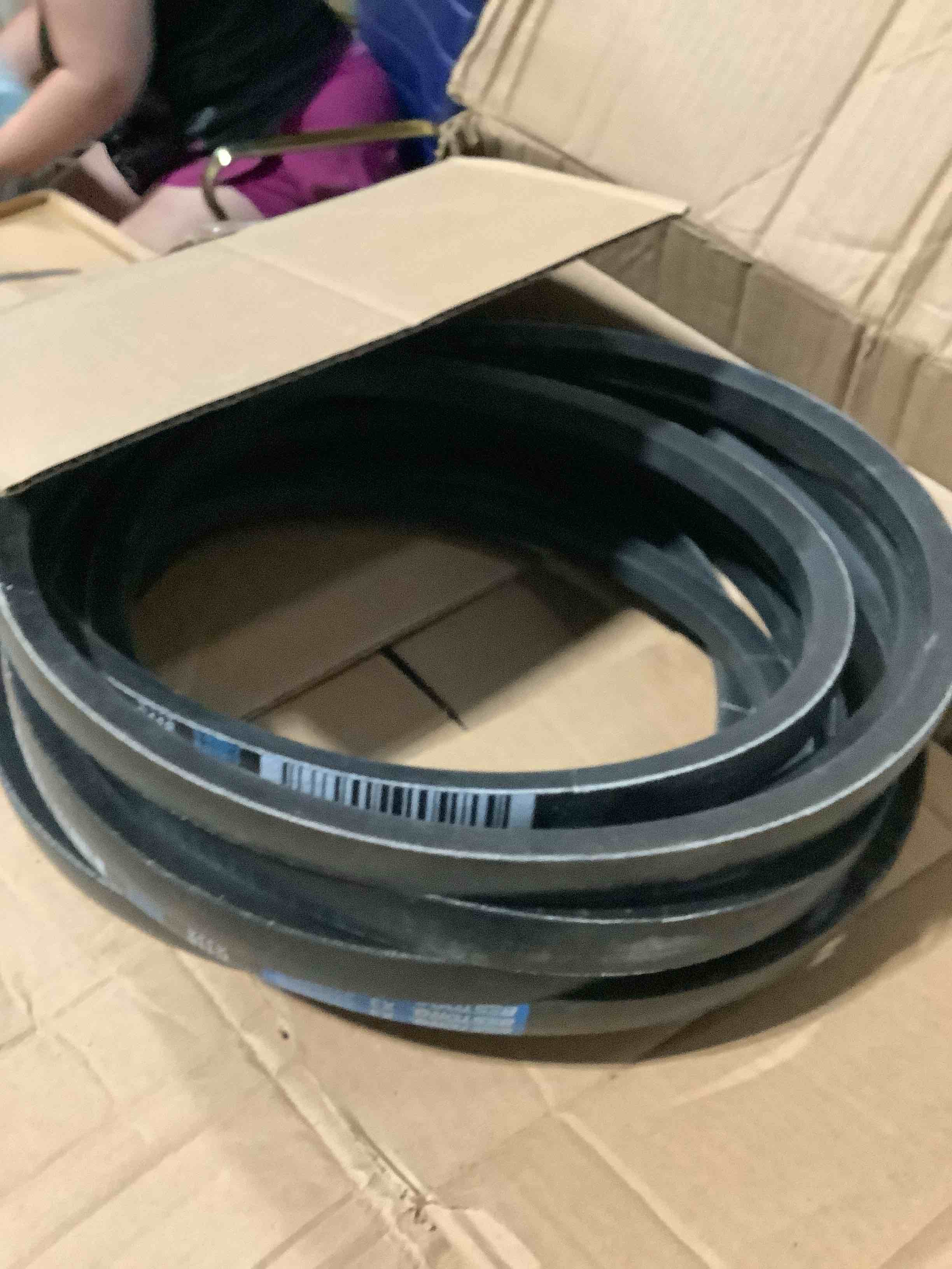 Condition photo showing New/Like New for bestorq c118 v-belt, classic wrapped rubber x3 v-belt, black, 122" outside circumference x .87" width x .57" height, (pack of 3) c118 pack of 3