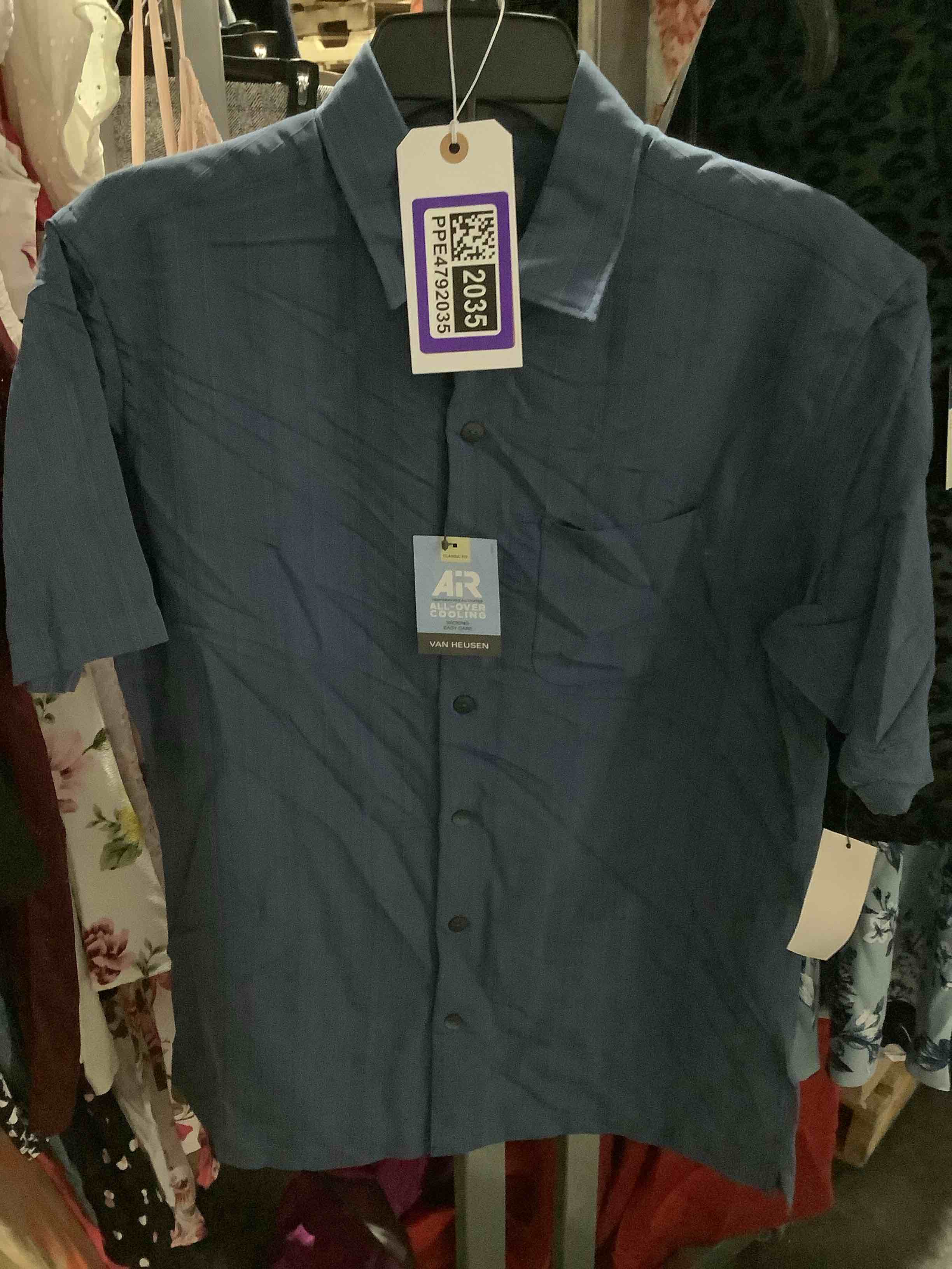 Condition photo showing New/Like New for van huesen men’s air classic fit short sleeve button up shirt true navy  medium