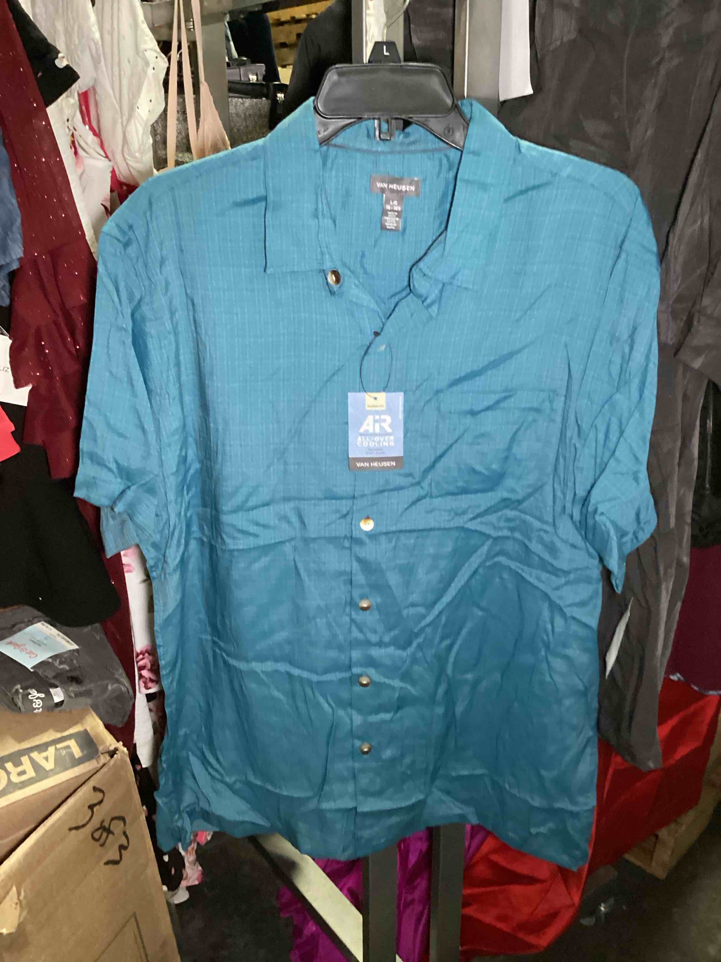 van huesen men’s air classic fit short sleeve button up shirt harbor blue size large