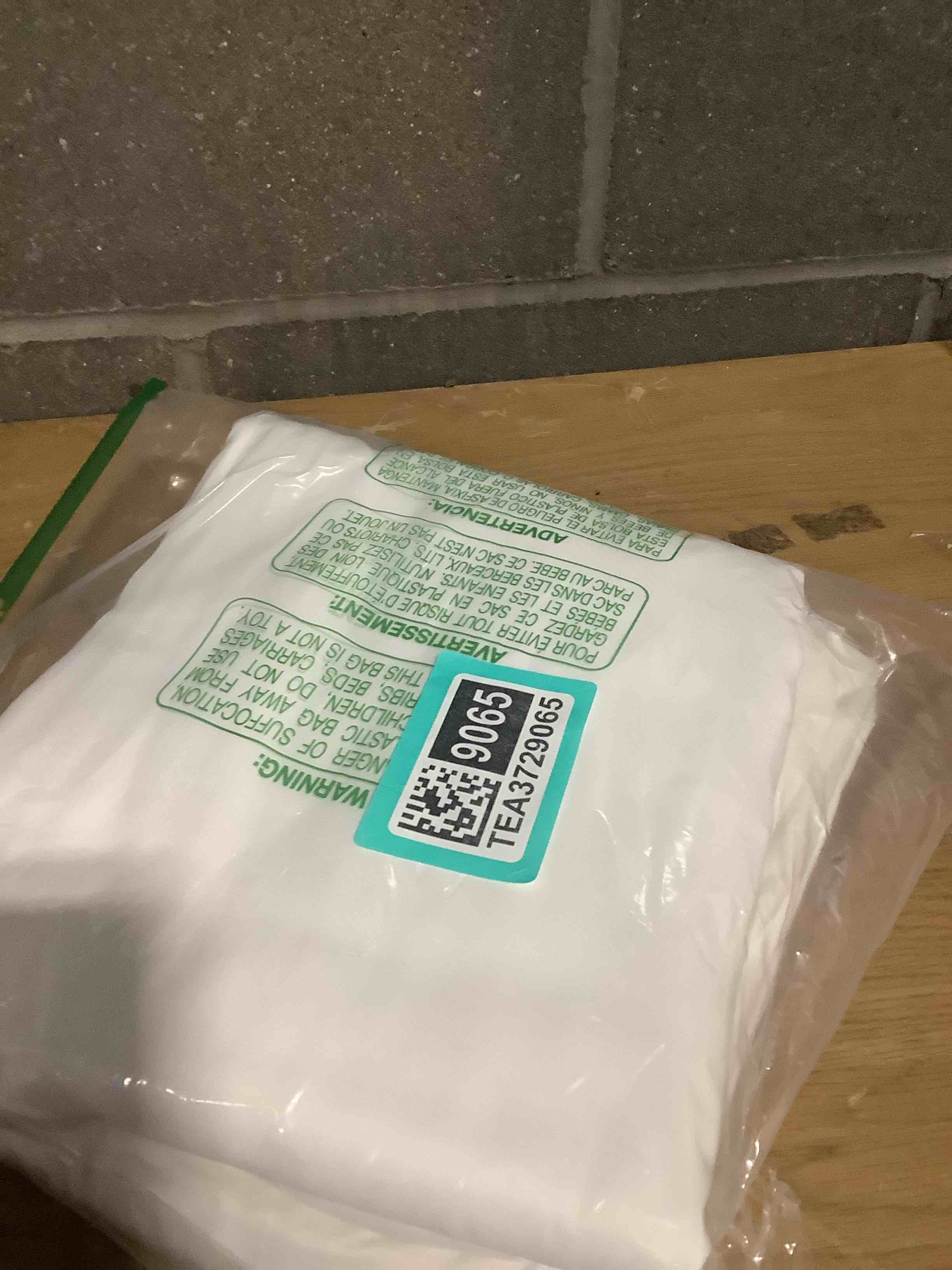 Condition photo showing Good Condition for Amazon Basics 4 Piece Microfiber Lightweight Wrinkle-free Breathable Bed Sheet Set, Super Soft Easy Care, 14" Deep Pockets, Queen, Bright White, Solid Bright White Queen