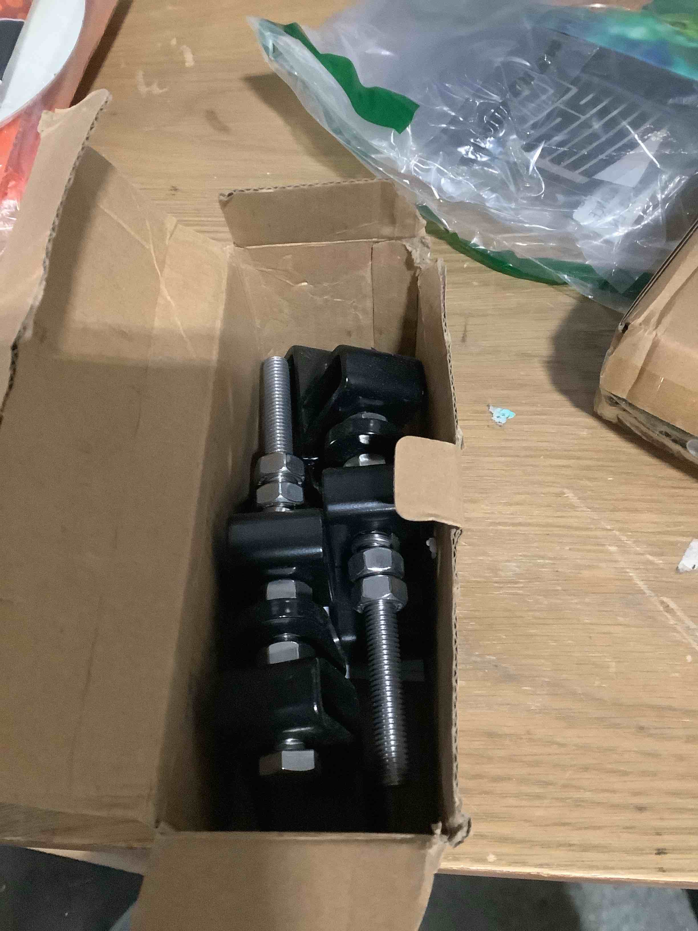 Condition photo showing Good Condition for SELEWARE Heavy Duty Punching Bag Hanger and Beam Clamp for Boxing, Muay Thai, MMA A. Beam Clamp with Carabiner (2 Pack)