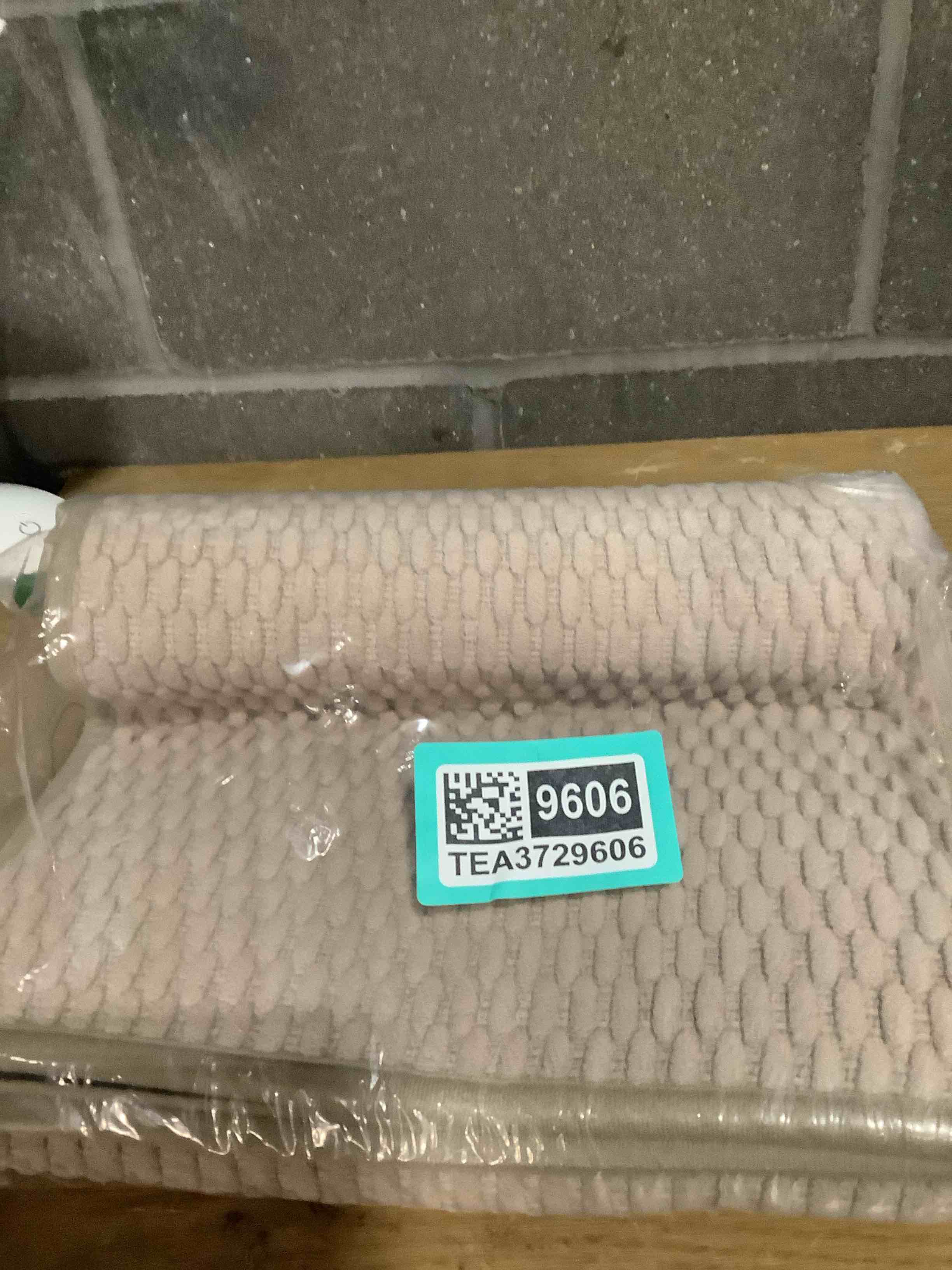 Condition photo showing Good Condition for Bathroom Rugs Non Slip Washable, Super Absorbent Thin Bath Mat Quick Dry Low Pile Bathroom Rug, Beige 24"x36" Beige01 2' x 3' (Rectangular)