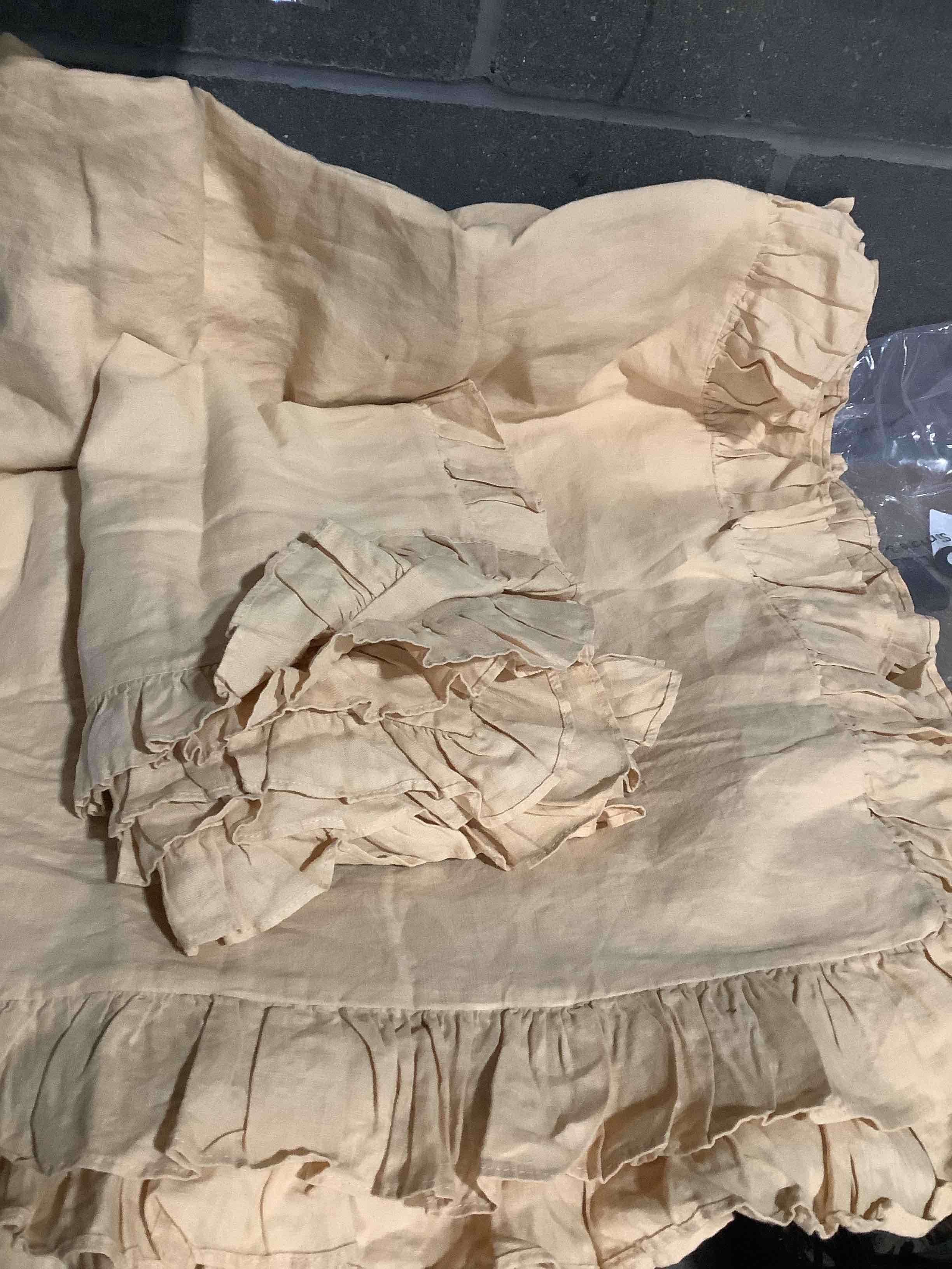 Condition photo showing Good Condition for Simple&Opulence 100% Linen Duvet Cover Set, 3 PCS Natural French Flax Sand Ruffle Duvet Cover King Size, Breathable Comfy Linen Bedding Comforter Cover with 2 Pillowcases (Sand, 104" X 92") Sand King (104"X92")