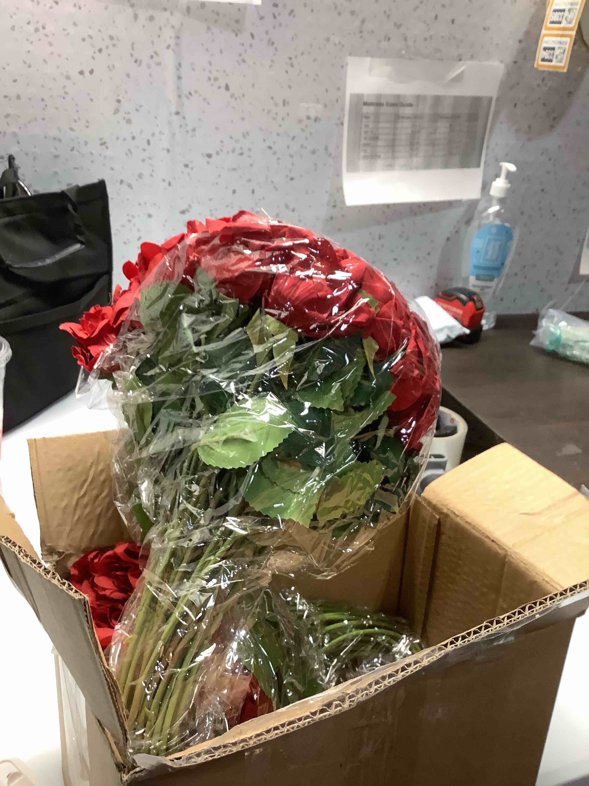 Condition photo showing Good Condition for YXZZWL 60 Pcs Artificial Roses in Bulk, Fake Silk Roses Realistic Roses Stem Faux Roses Bouquet for Wedding Centerpieces Flower Arrangement Home Decor (Red)