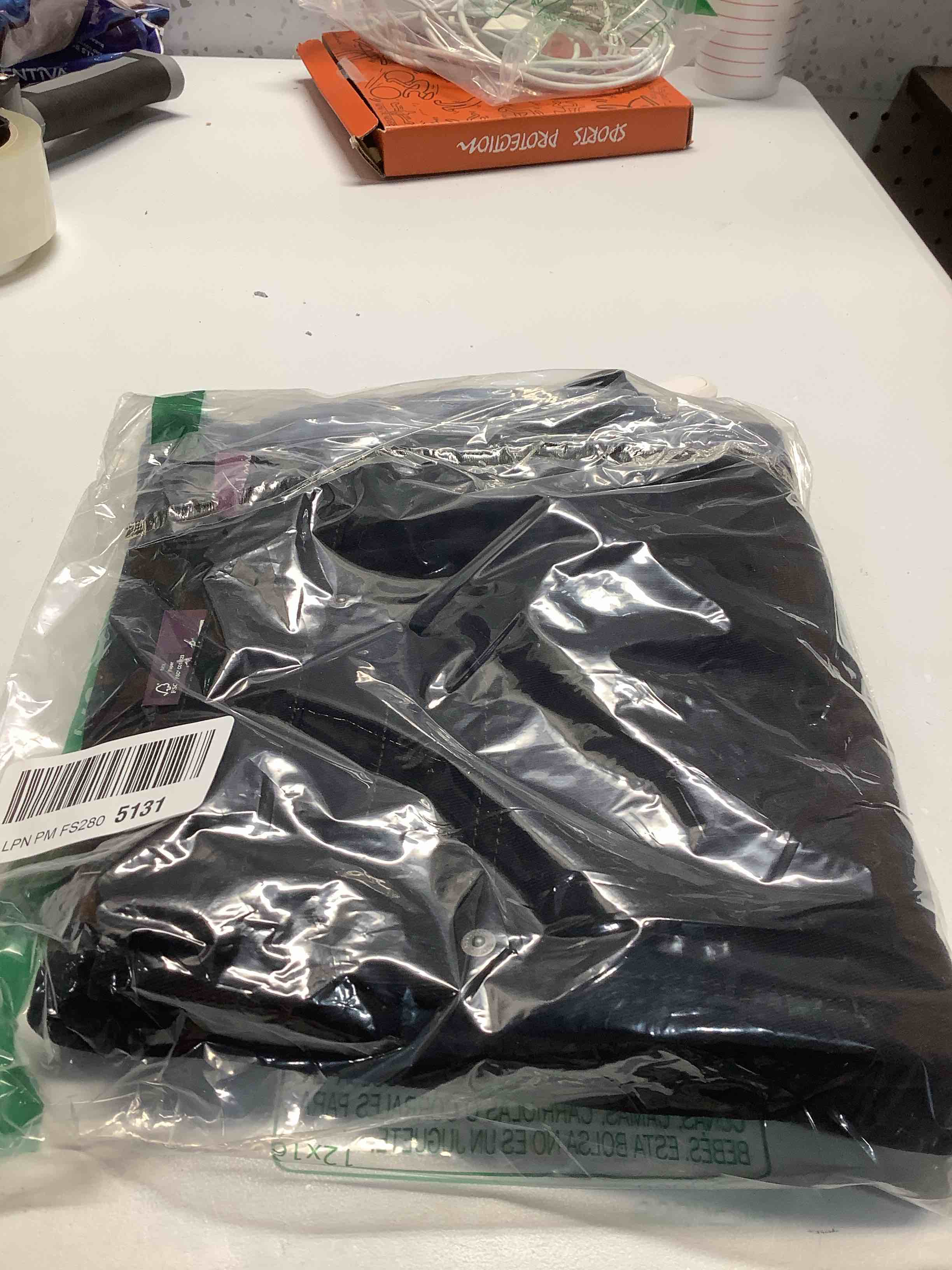 Condition photo showing Good Condition for Gloria Vanderbilt Women's Classic Tapered Amanda Jeans Black-ds 14 Short