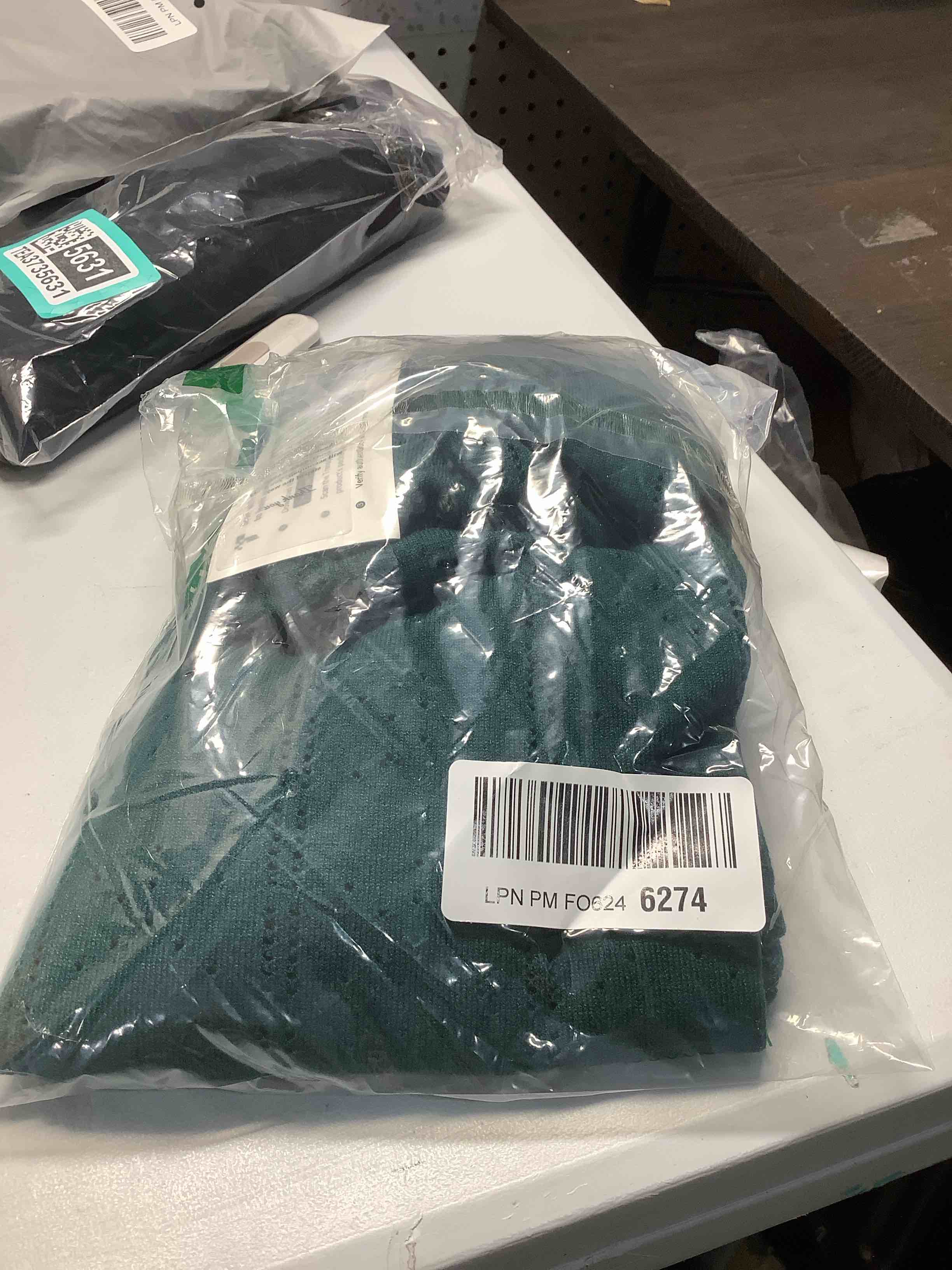 Condition photo showing Good Condition for GRACE KARIN Women's Long Lantern Sleeve Crew Neck Crochet Top Hollow Out Fall Pullover Sweater Cl0834 Green Long Sleeve Medium