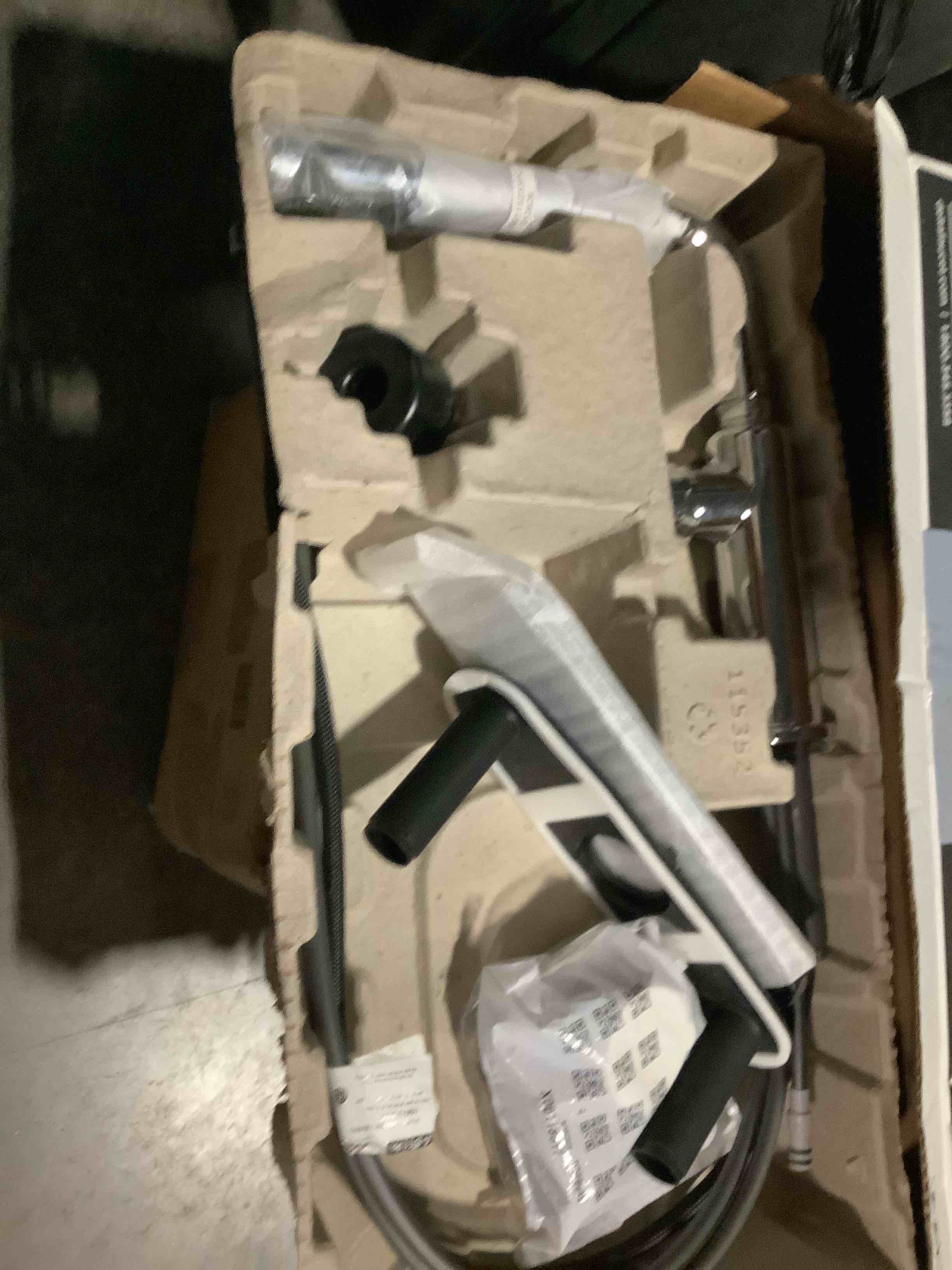 Condition photo showing Good Condition for delta daneri chrome kitchen faucet with pull-out sprayer, modern single hole kitchen sink faucet, single handle, chrome 16879-dst