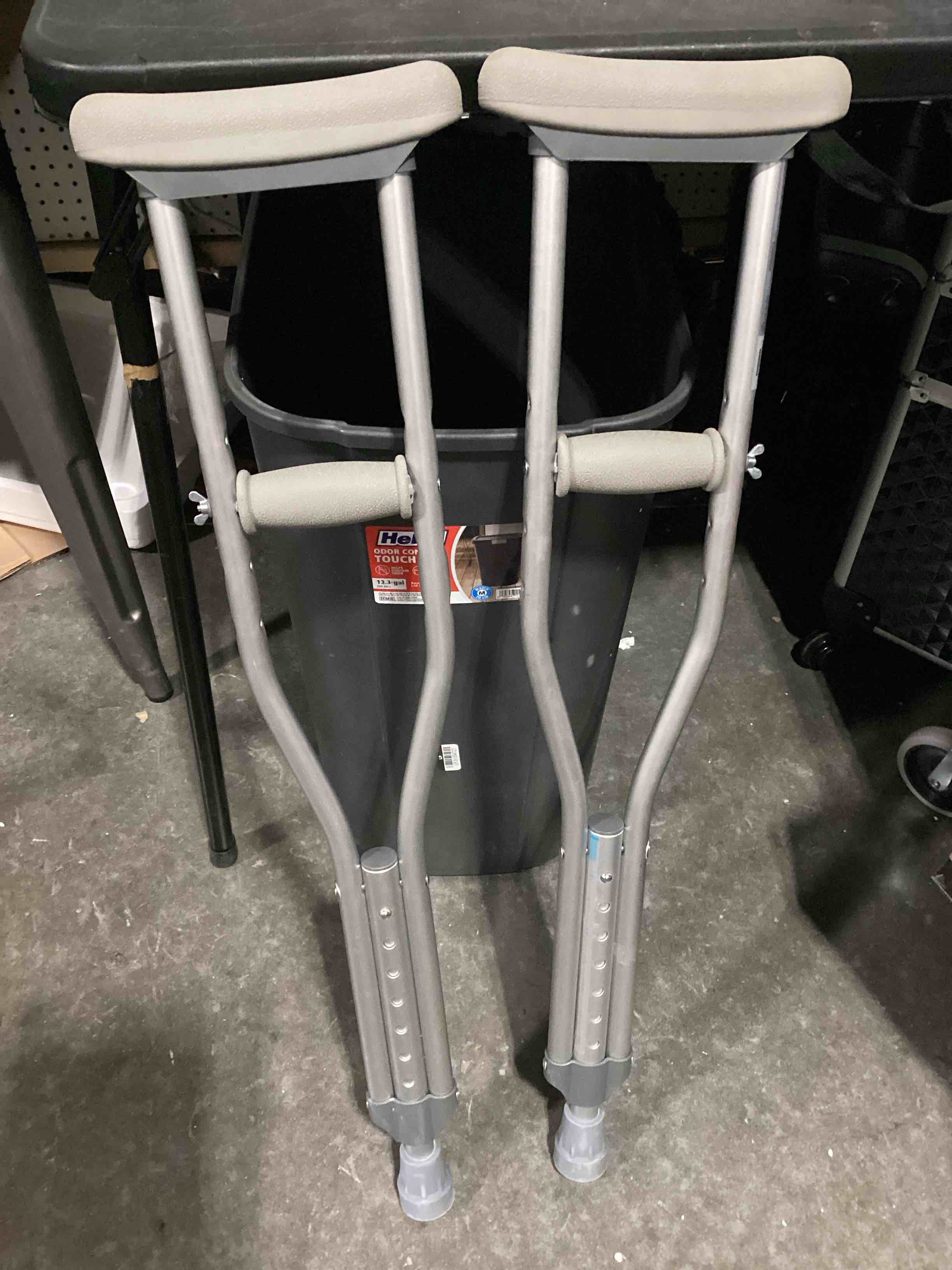 Condition photo showing Good Condition for dynarex adjustable aluminum crutches, child