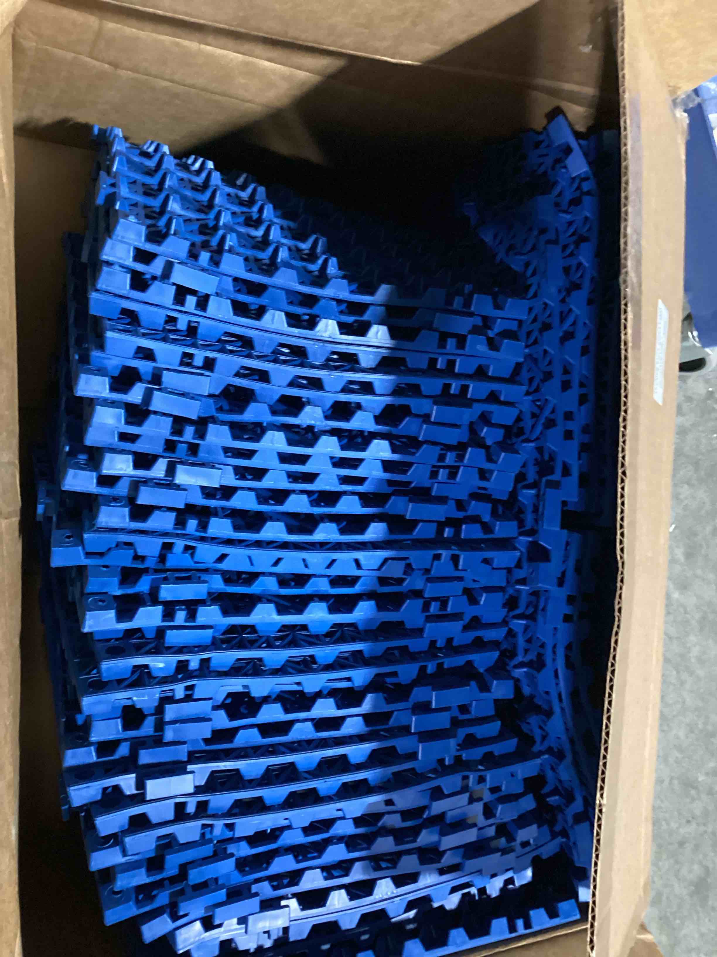 Condition photo showing Good Condition for vevor interlocking tile 50pcs blue, drainage tiles 12" x 12" splicing, soft pvc interlocking drainage floor tiles, non-slip drainage holes for restroom, bathroom, kitchen, pool, wet areas blue 12"l x 12"w x 0.6"th 50