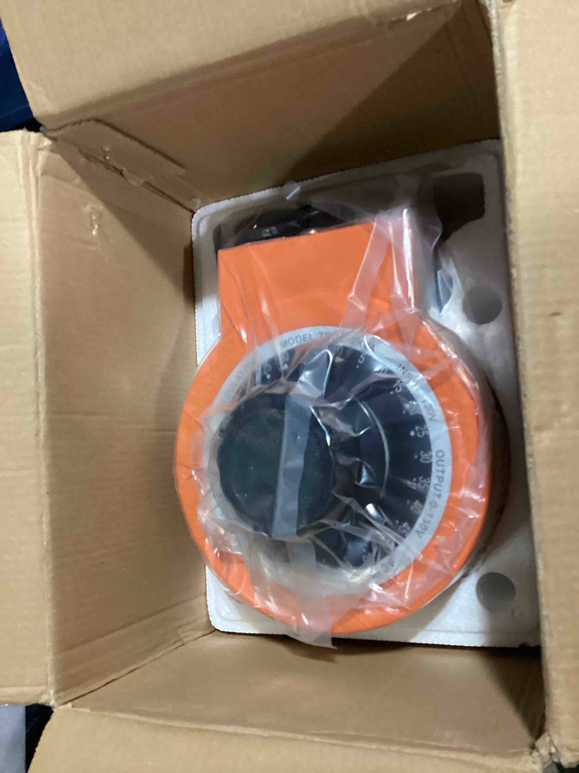 Condition photo showing Good Condition for vevor auto variable voltage transformer 2000va, 15.3 amp, 110v input 0-130v output ac voltage regulator, with lcd display 4 extra fuses thermal control switch lcd display 2000 va