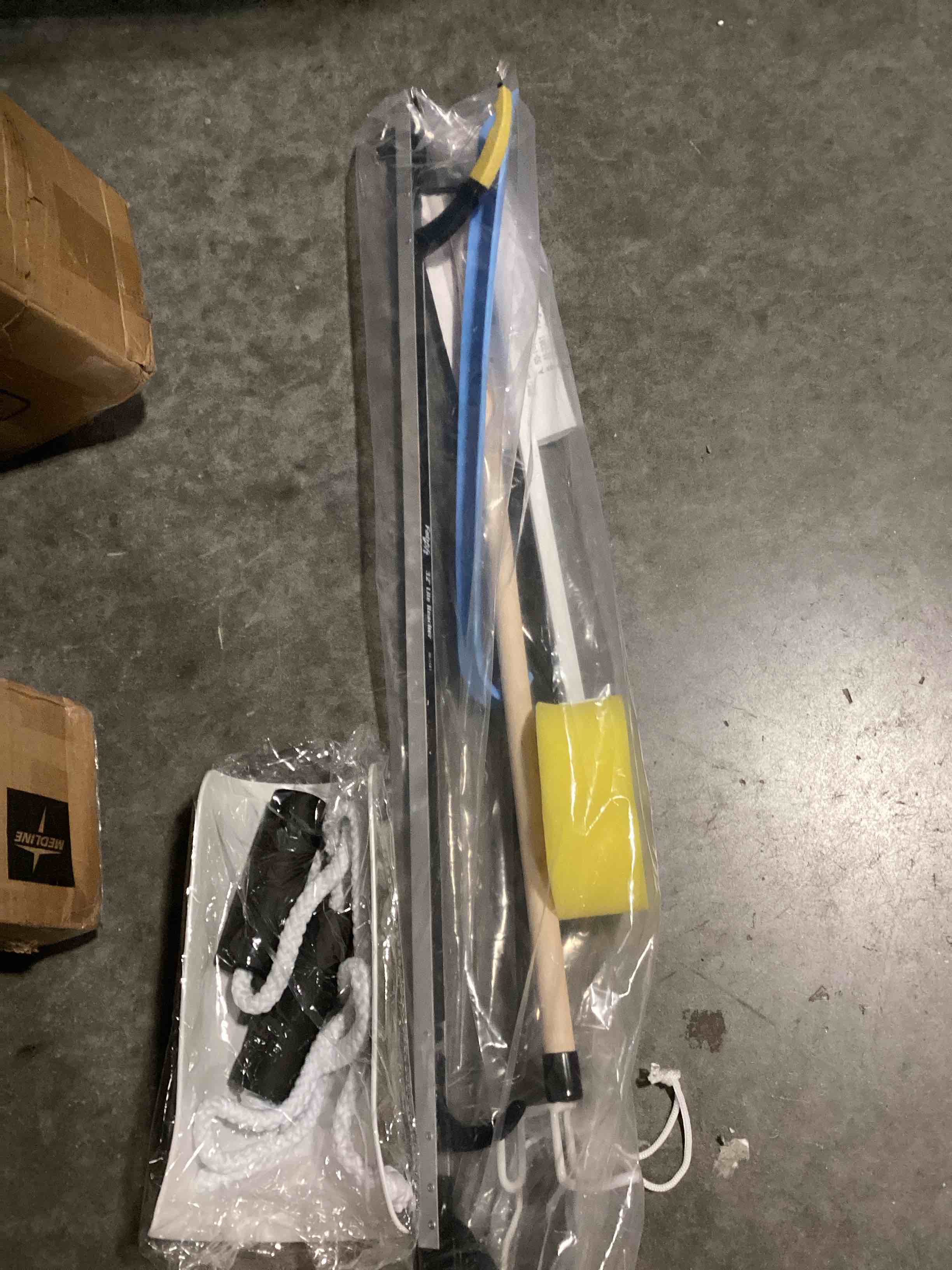 Condition photo showing Good Condition for fablife hip kit daily living aids for mobility, hip replacement recovery, knee and back surgery includes grabber reacher, bath sponge stick, sock aid, shoehorn, dressing stick 32" reacher, dressing stick, plstc shoehorn with formed sock aid, sponge kit