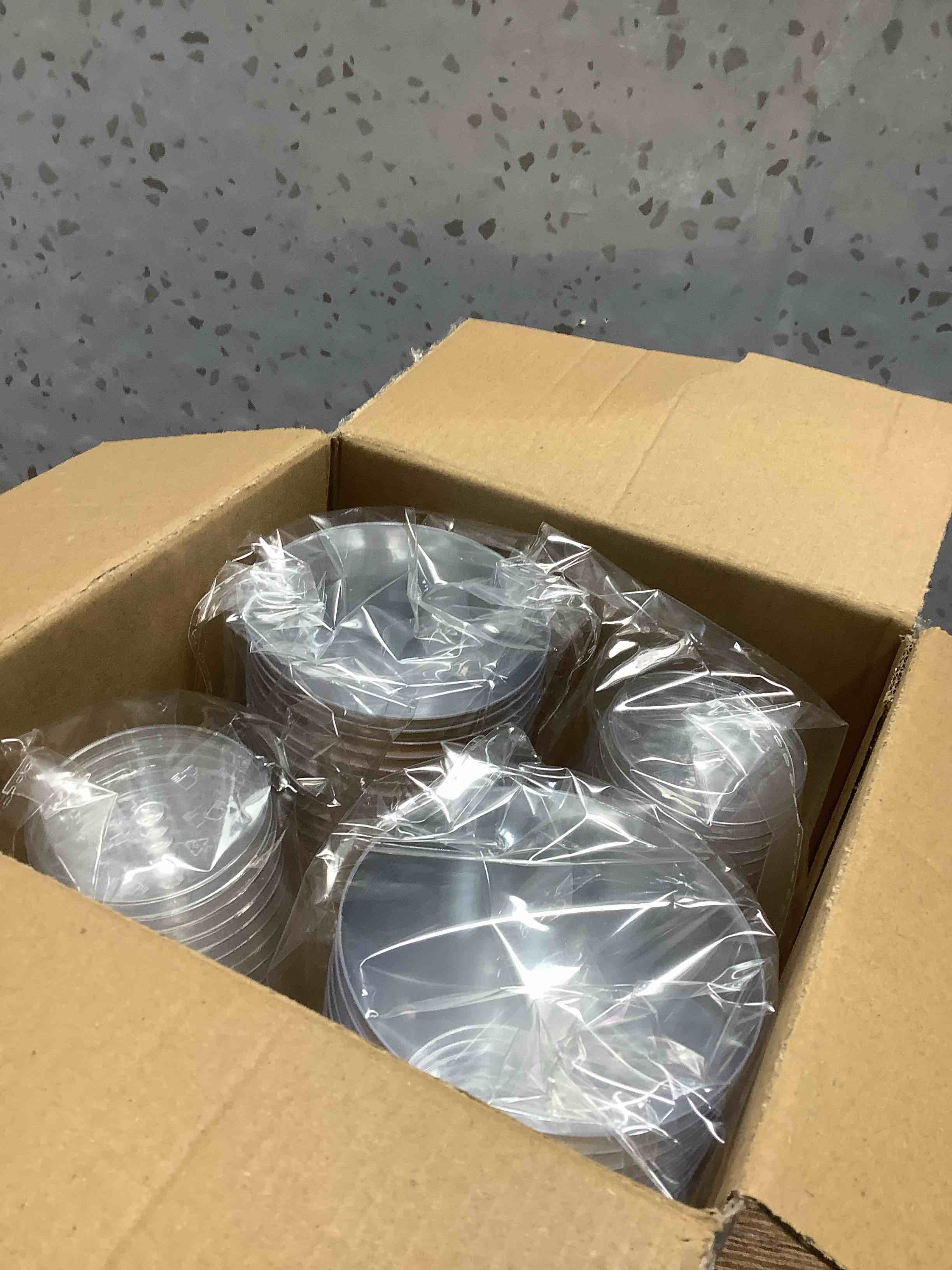 Condition photo showing Good Condition for Hioasis 200Pcs 9OZ Clear Cups - Plastic Disposable Cups with Gold Trim, Heavy Duty & BPA-free for Party, Wedding, Reception Gold 9oz_200Pack