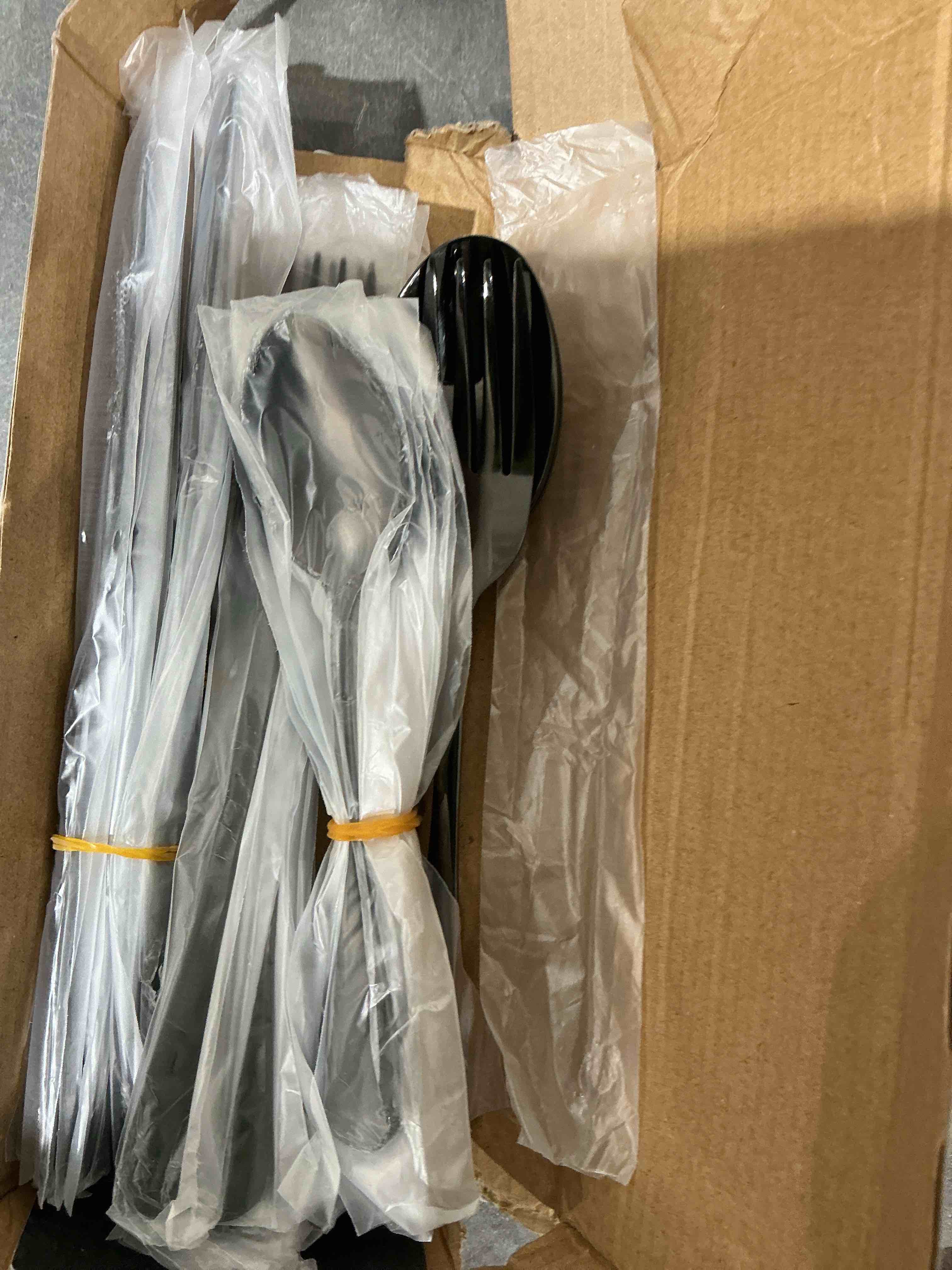 Condition photo showing Good Condition for 30 PCs Flatware Sets,Black Stainless Steel Silverware Sets Service For 6 Person,Durable Cutlery Sets For Home,Party,Restaurant,Tableware Cutlery Sets