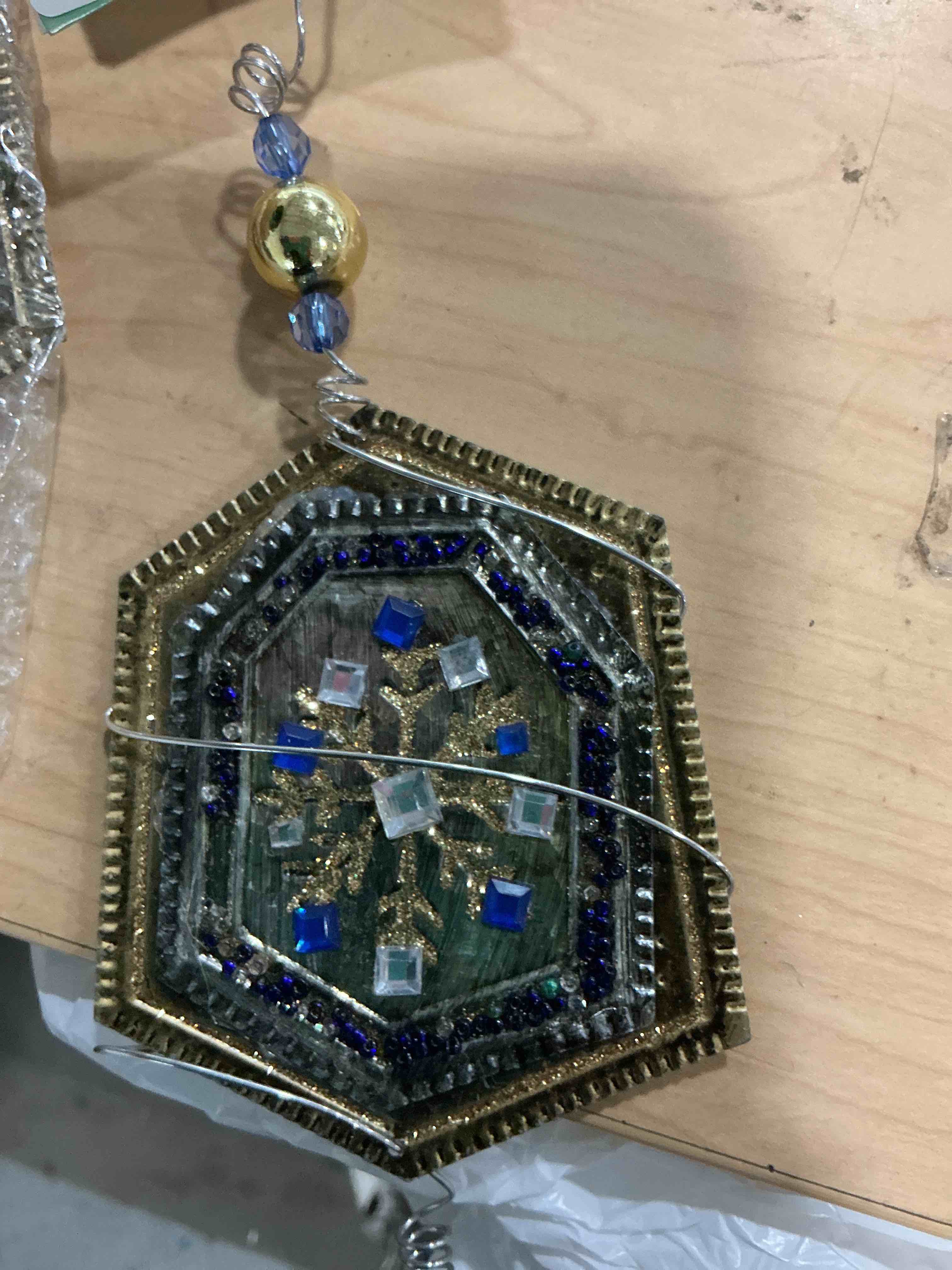 Condition photo showing New/Like New for sculpture metal ornament, snowflake