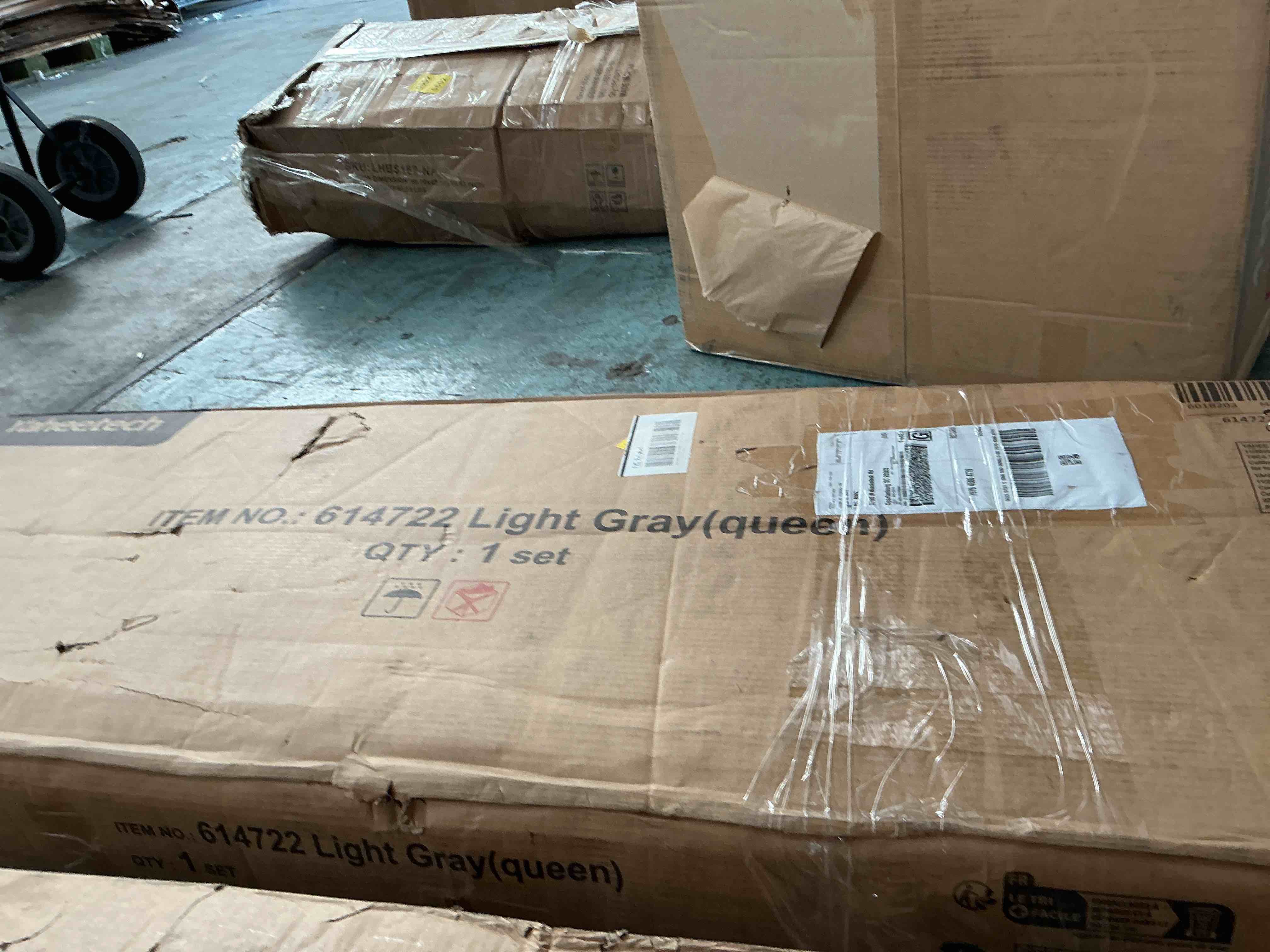 Condition photo showing New/Like New for yaheetech bed frame upholstered platform bed queen light grey