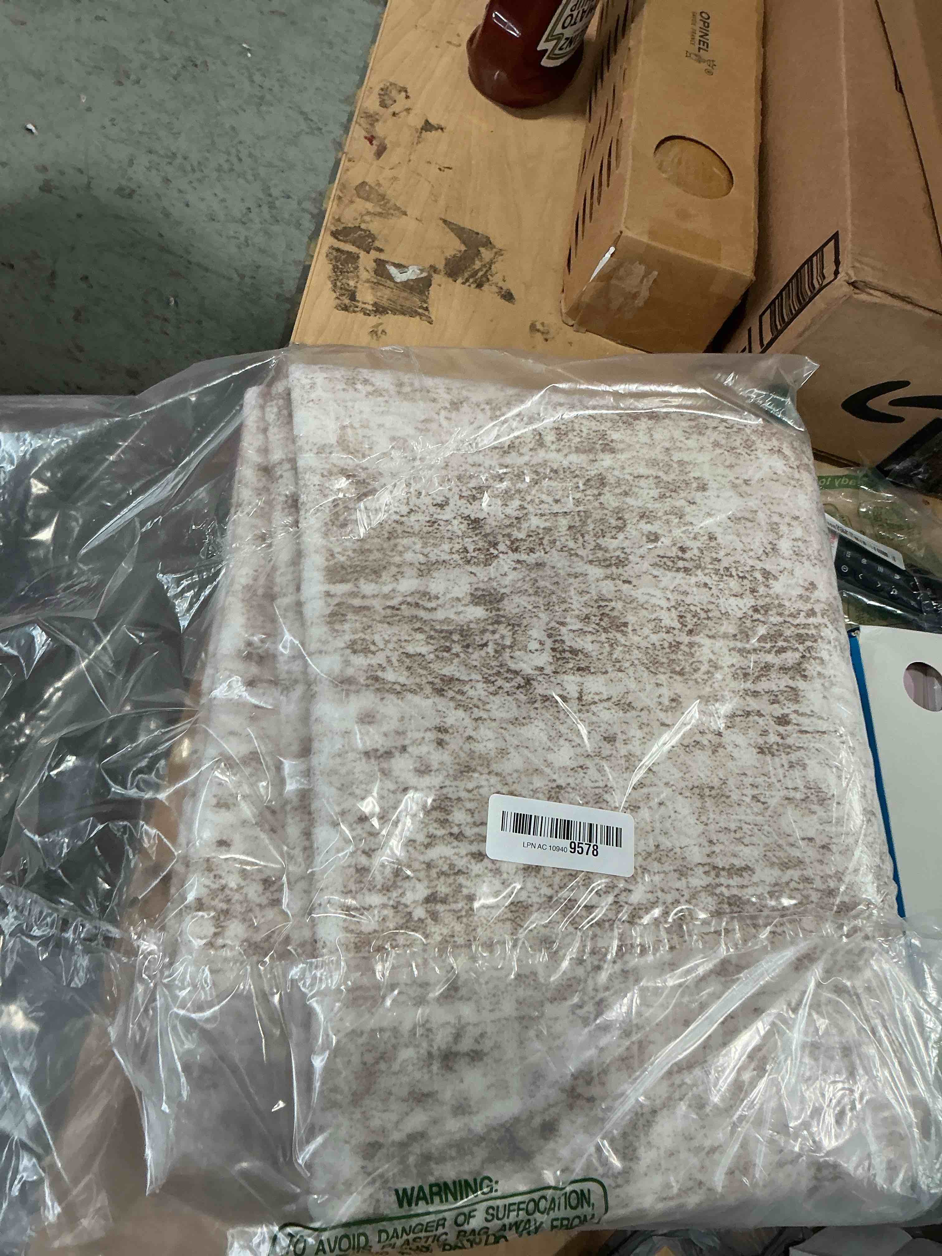 Condition photo showing New/Like New for soalmost washable area rug large soft rugs for living room vintage beige carpet area rugs for bedroom dining room non-slip stain resistant under table rug beigerectangular)