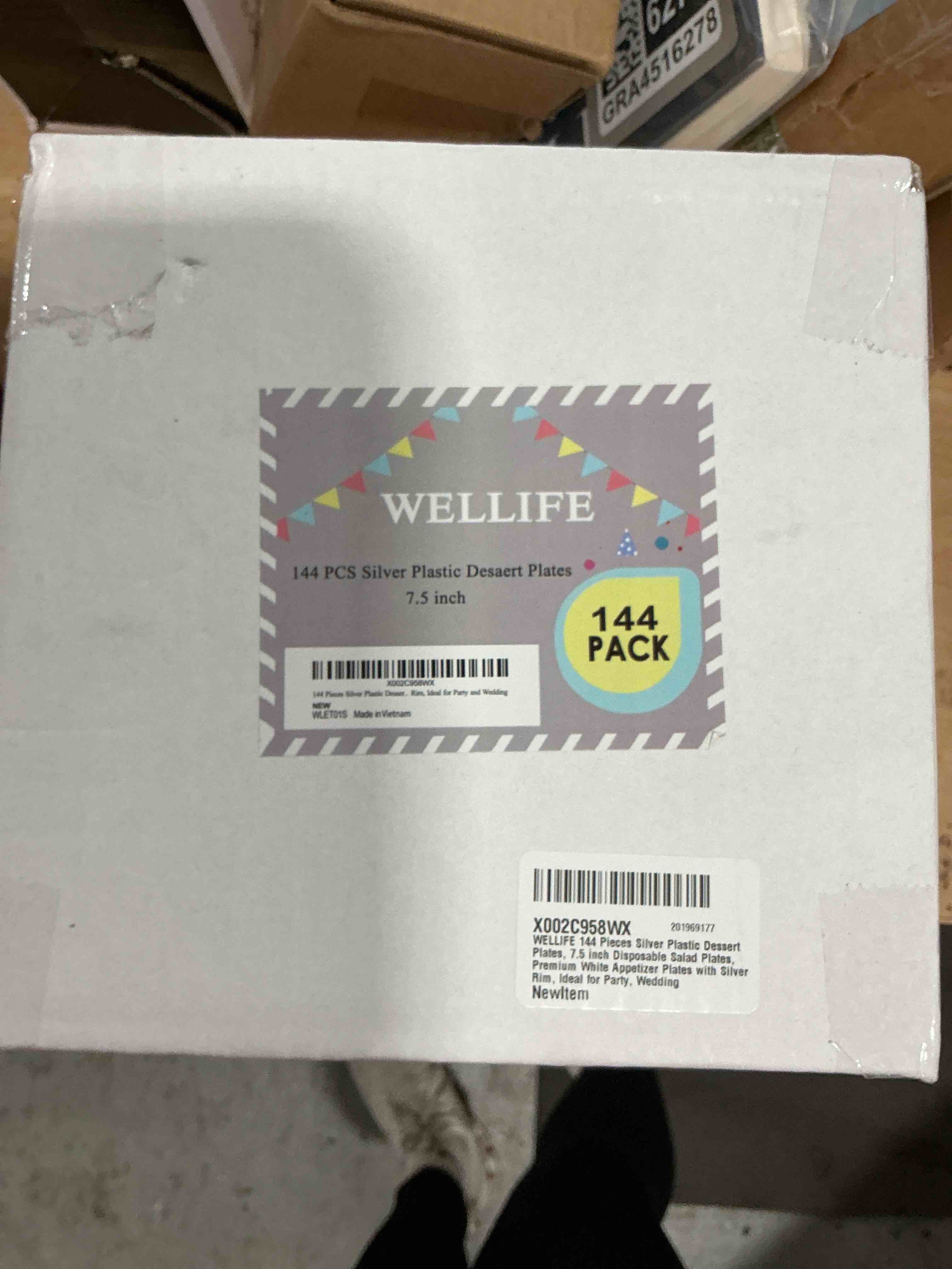 Condition photo showing New/Like New for wellife 144 pieces silver plastic dessert plates, 7.5 inch disposable salad plates, premium white appetizer plates with silver rim, ideal for party, wedding silver 144pcs(7.5inch)
