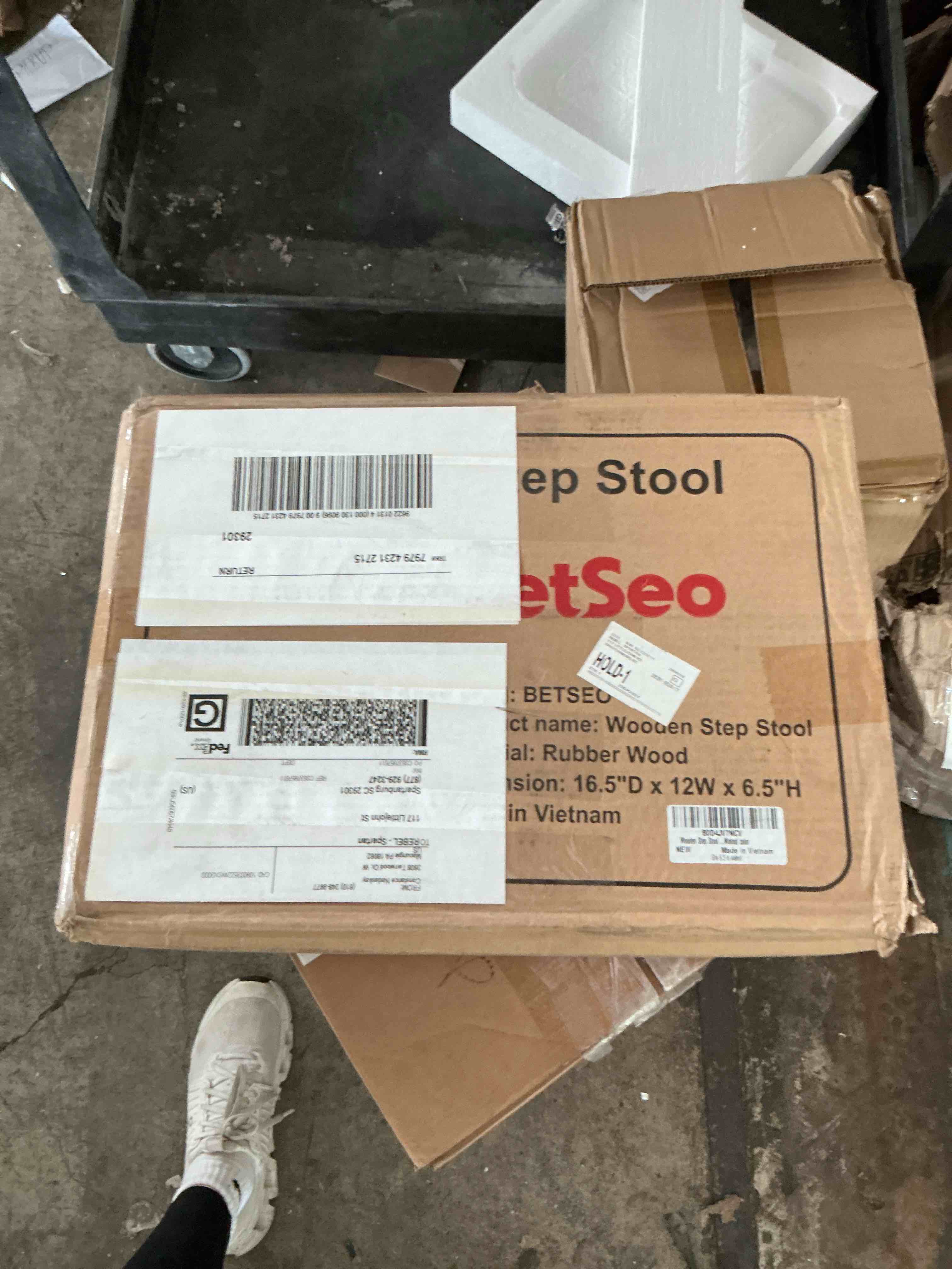 Condition photo showing New/Like New for wooden step stool (16.5" d x 12" w x 6.5" h) no assembly needed, bed steps for high beds for adults - natural solid wood one step stool, heavy duty- holds up to 600lbs- perfect safety (walnut color)