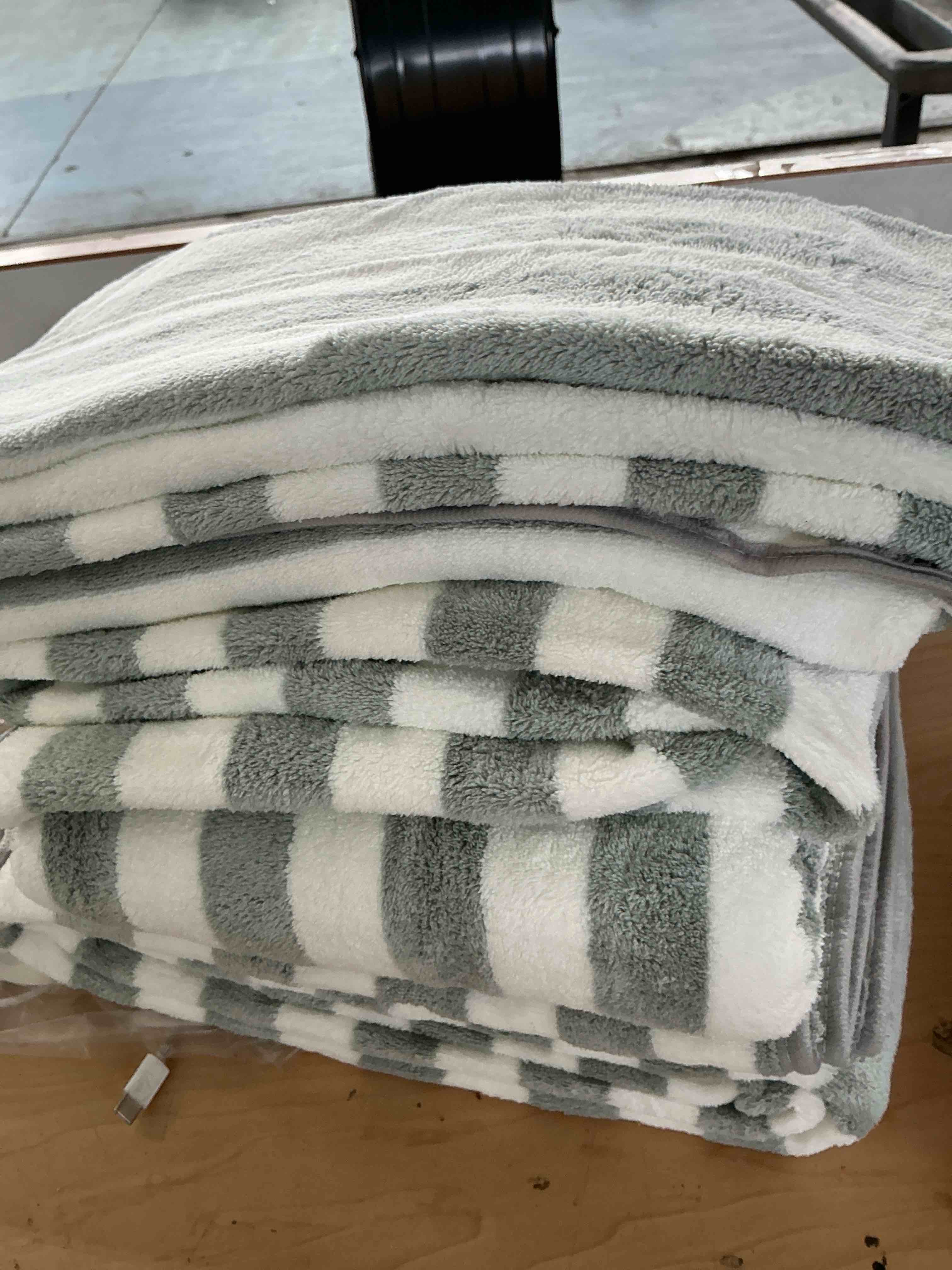 Condition photo showing New/Like New for redkiss 6-piece microfiber bath towel set, ultra soft, highly absorbent & quick dry, 35x70 inch oversized, gray towels for bathroom, spa, gym, 2 bath 2 hand 2 washcloths